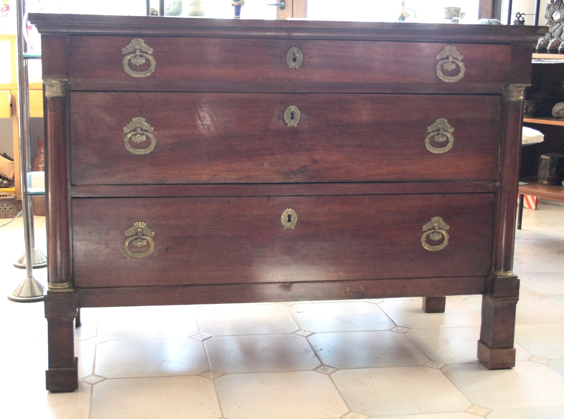 Comò impero napoletano in legno scuro con pomelli in ottone, perfetto per casa vintage e design