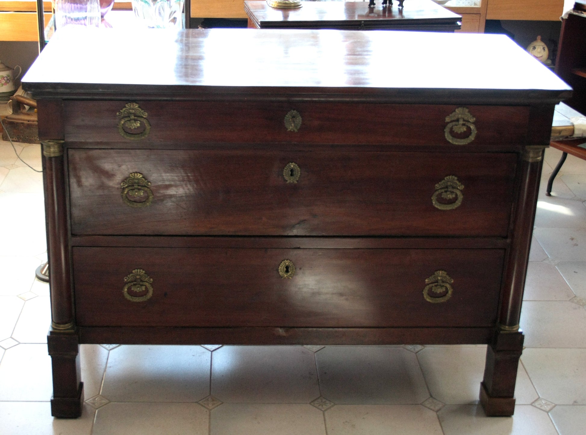 Comò impero napoletano vintage in legno scuro con maniglie in ottone per casa e design