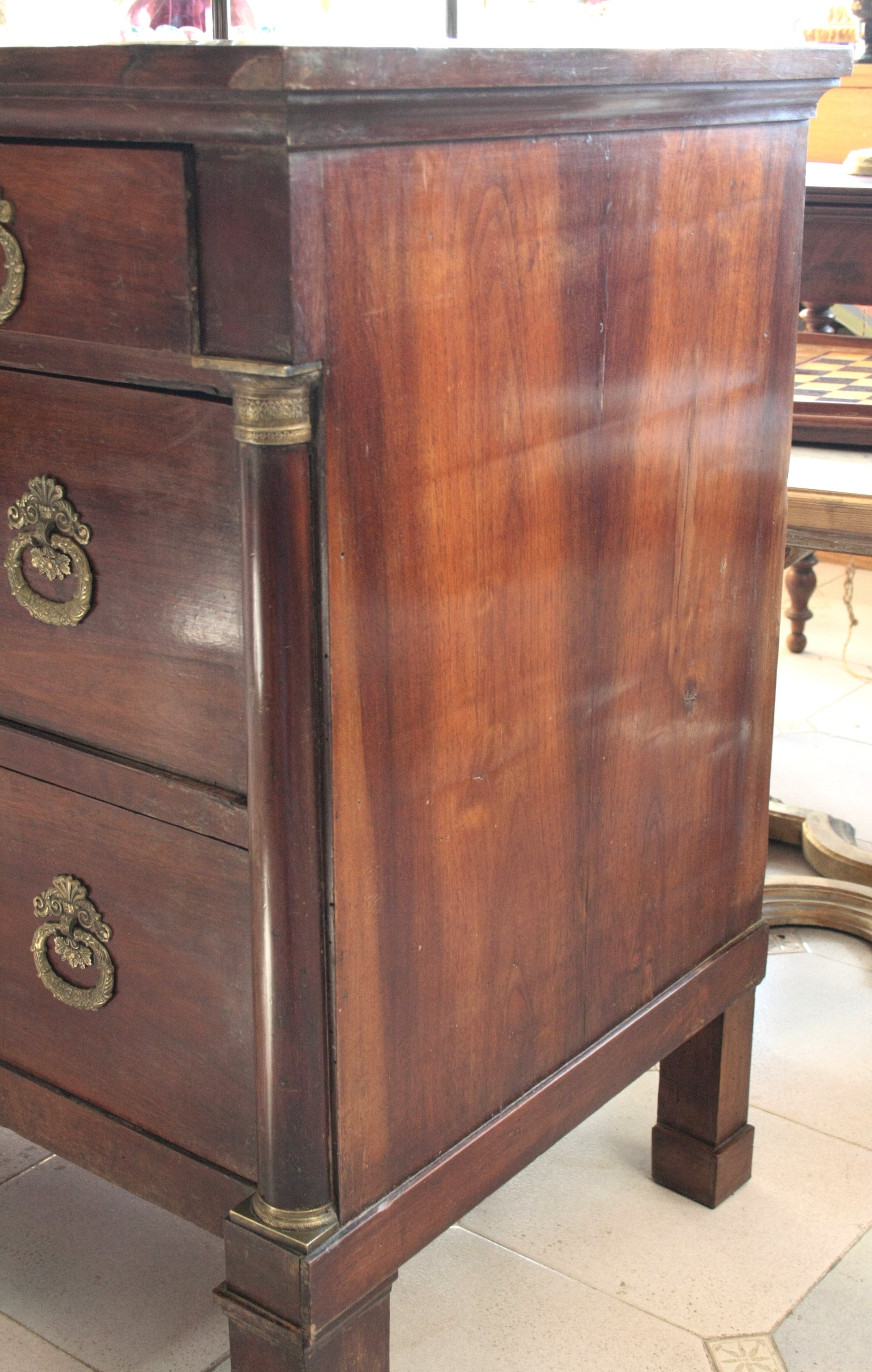 Comò Impero Napoletano vintage in legno rosso scuro con maniglie in ottone per casa design