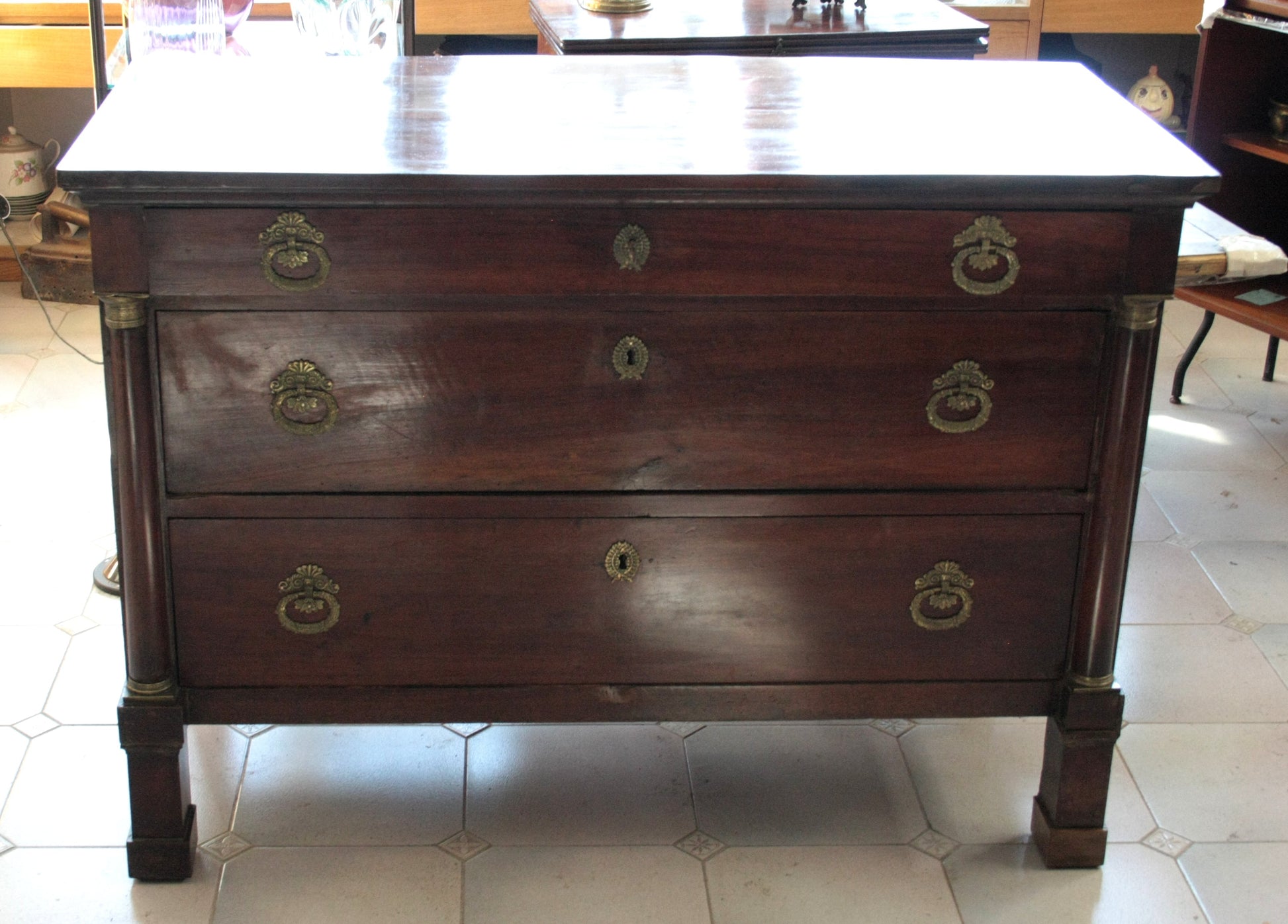 Comò impero napoletano vintage in legno con maniglie in ottone, perfetto per casa e design