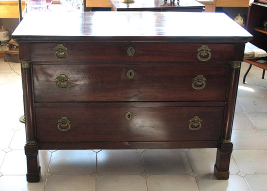 Comò impero napoletano vintage in legno con maniglie in ottone, perfetto per casa e design