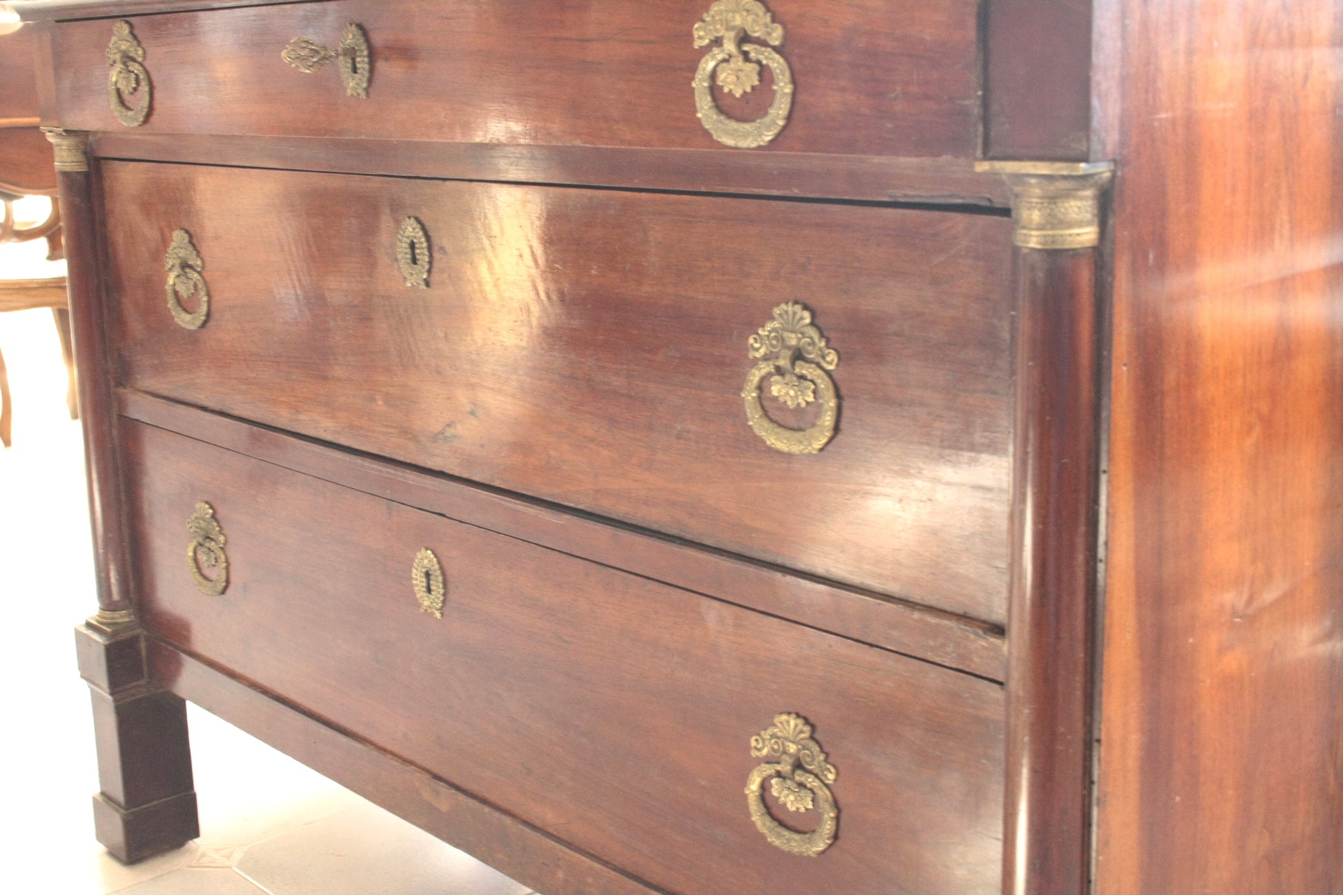 Armadio vintage in legno lucido con maniglie in ottone, perfetto per il design casa