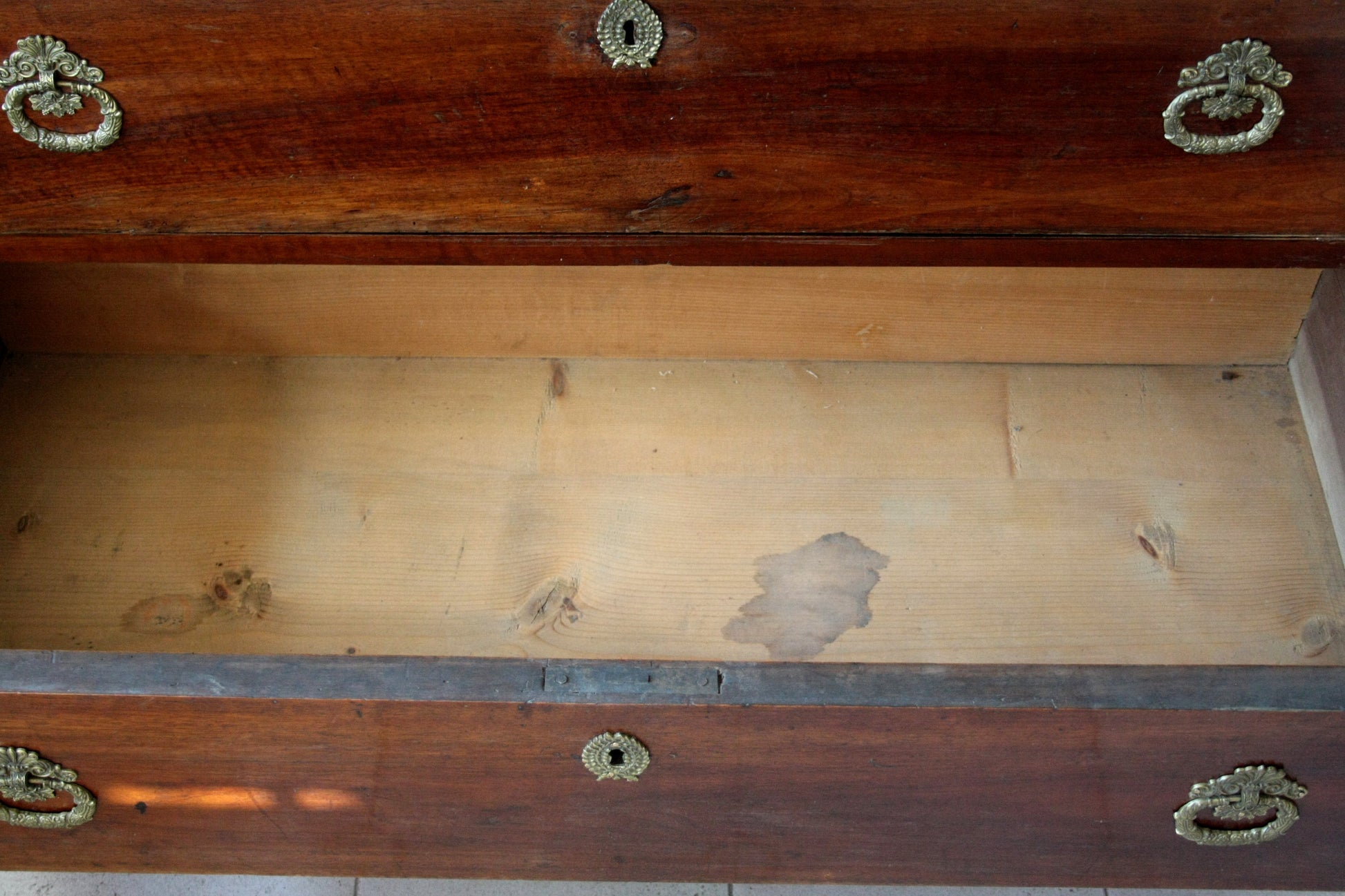 Cassetto vuoto in legno vintage con hardware in ottone, perfetto per casa e design