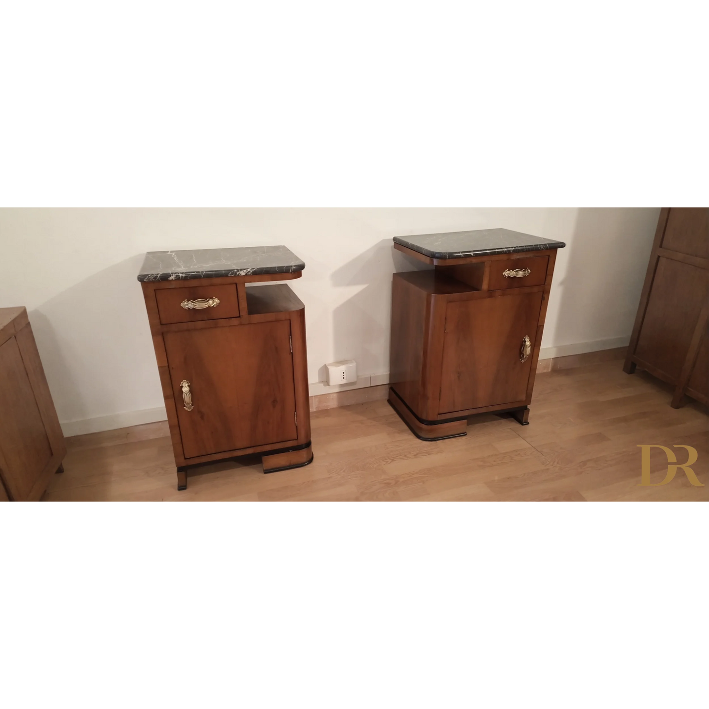 Pair of Comodini Art Déco in noce con piano in marmo, eleganza art déco italiano