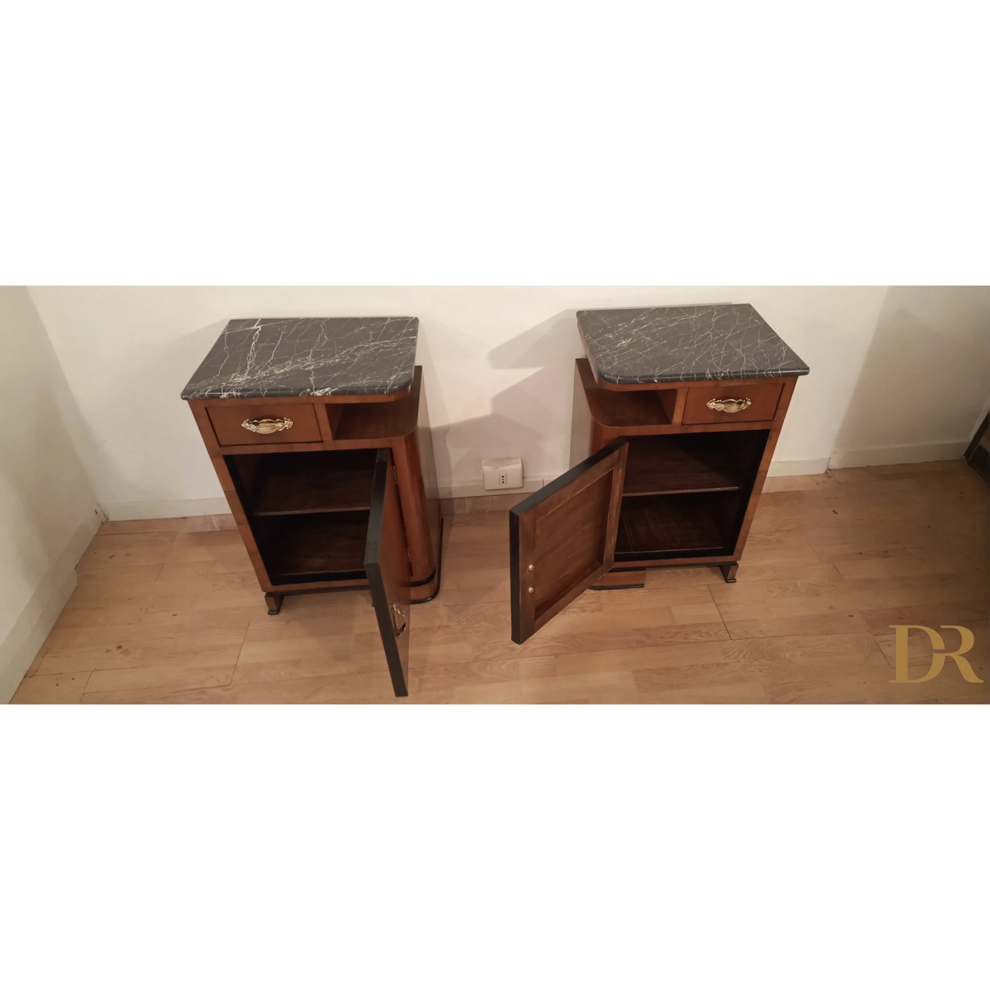 Comodini Art Déco in noce, Italia, set di 2 con top in marmo e maniglie in ottone