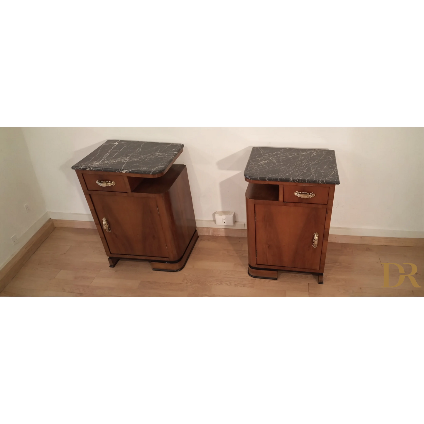 Comodini Art Déco in noce con top in marmo, elegante design italiano