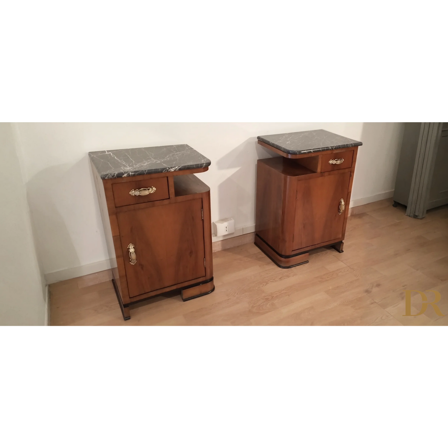 Set di comodini Art Déco in noce con ripiano in marmo, design italiano elegante