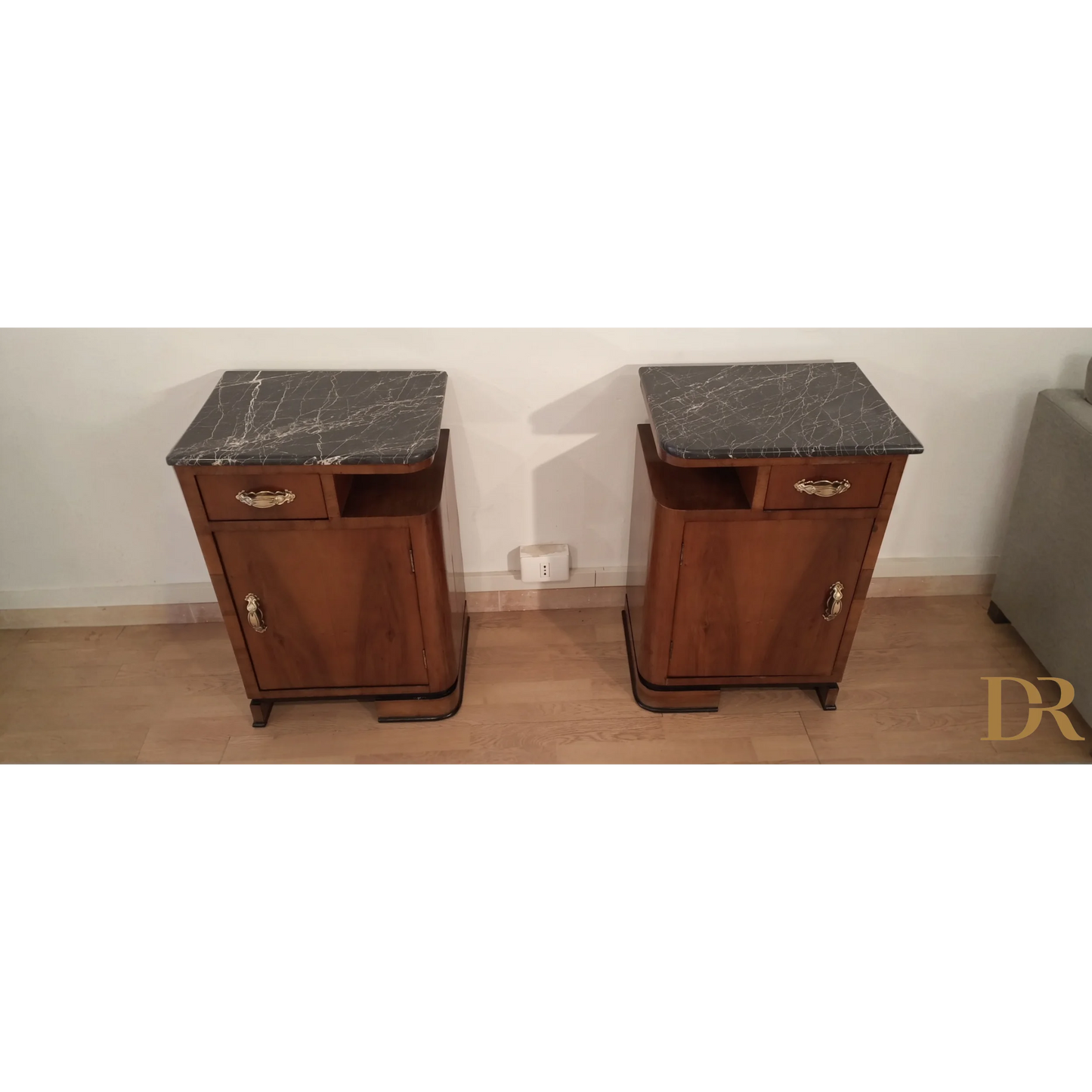 Comodini Art Déco in noce con piano in marmo, eleganza art déco italiano