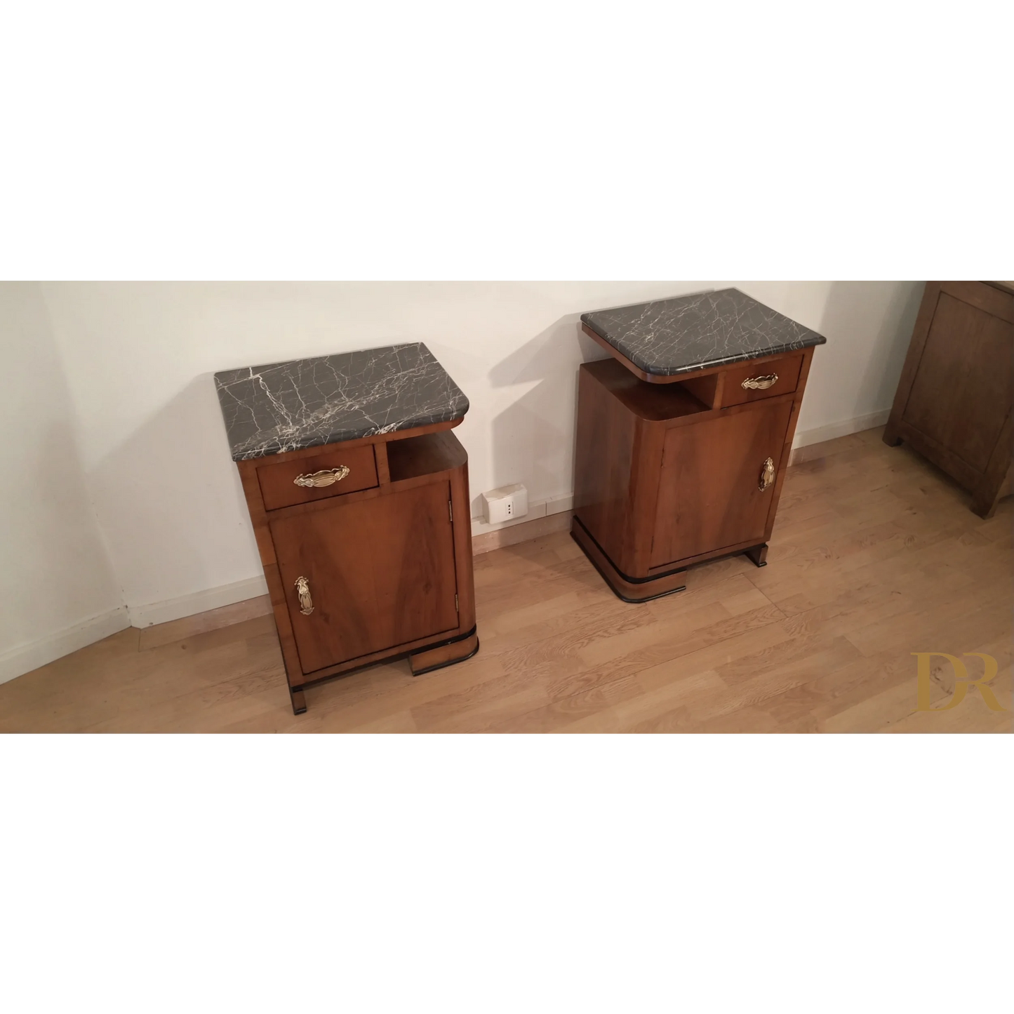 Comodini Art Déco in noce, Italia, set di 2 con piano in marmo eleganti