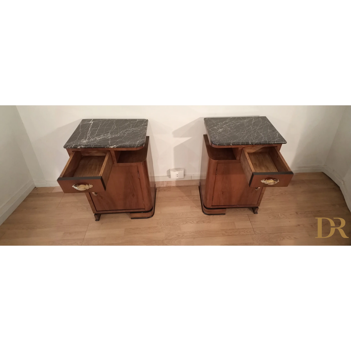 Comodini Art Déco in noce con top in marmo, stile art déco italiano elegante