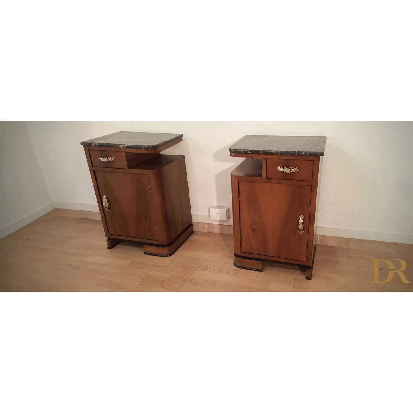 Comodini Art Déco in noce con top in marmo, set di 2, stile art déco italiano