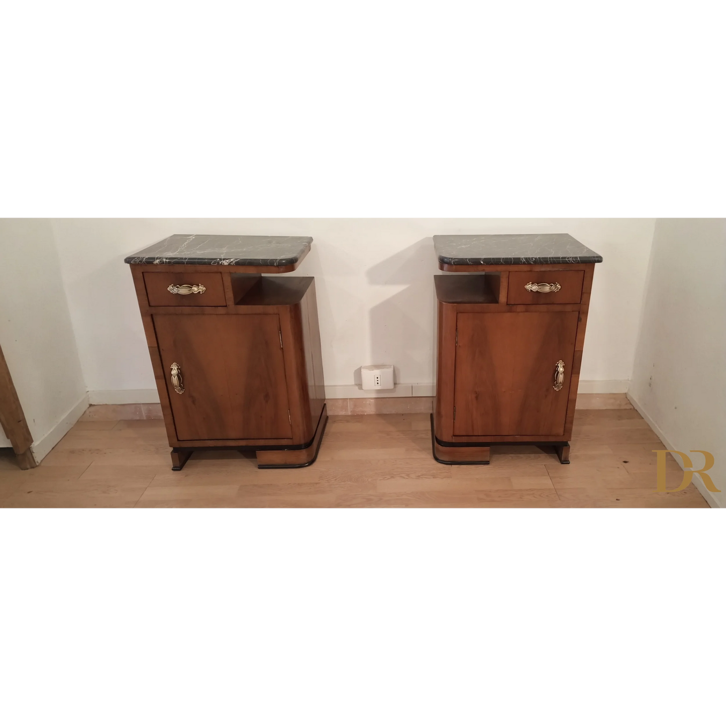 Paio di comodini Art Déco in noce con top in marmo, stile art déco italiano