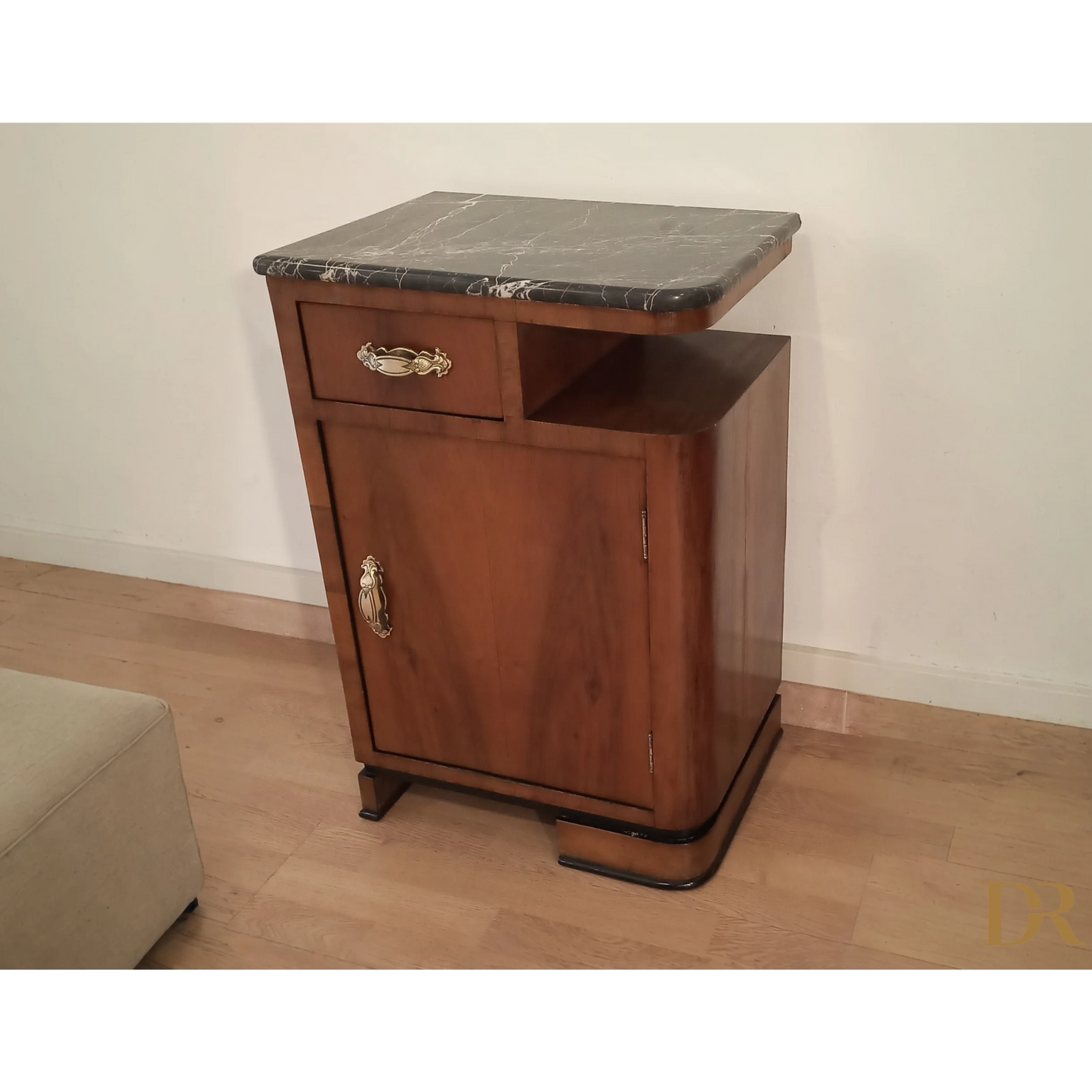 Tavolino in noce art déco con piano in marmo e cassetto, comodini art di design italiano