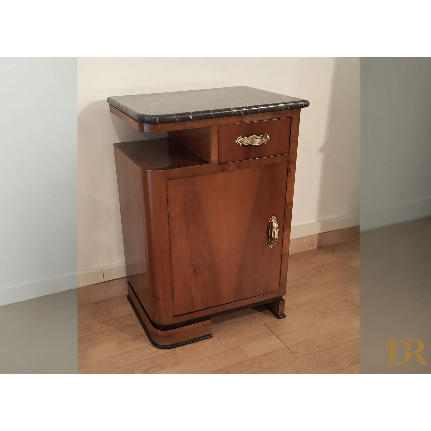 Comodini Art Déco in noce, Italia, set di 2 con top in marmo elegante e raffinato