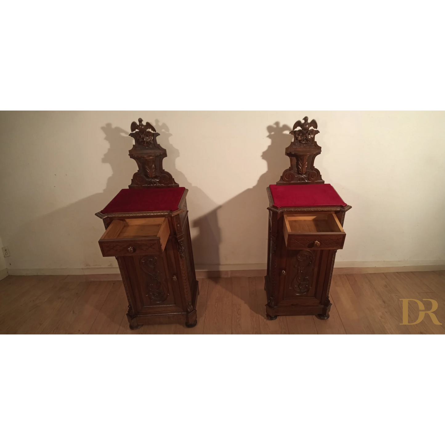Comodini in noce, set di 3, con tavolini laterali in legno intagliato francese