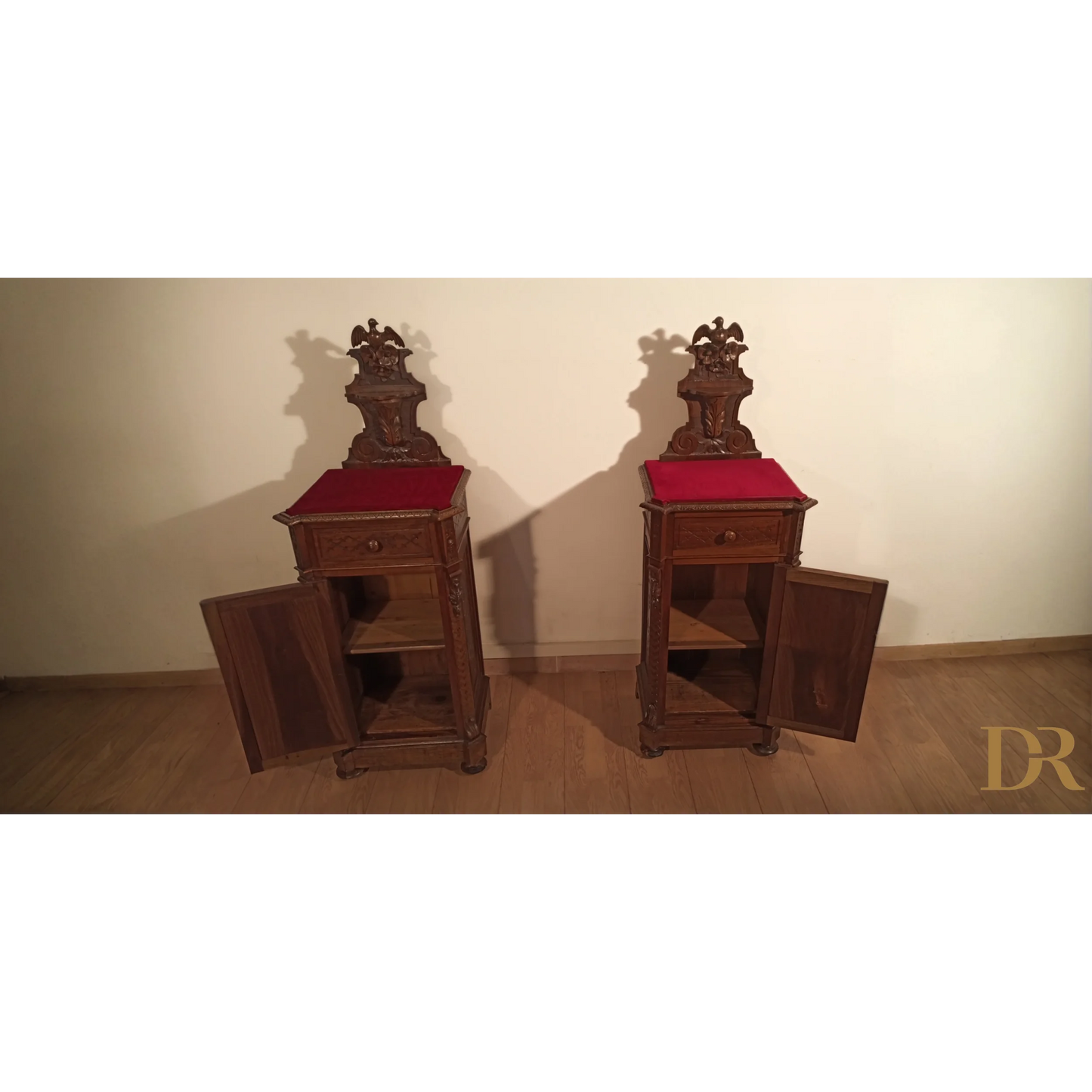 Pair di comodini in noce con top in velluto rosso, parte del set cassettiera italiana noce