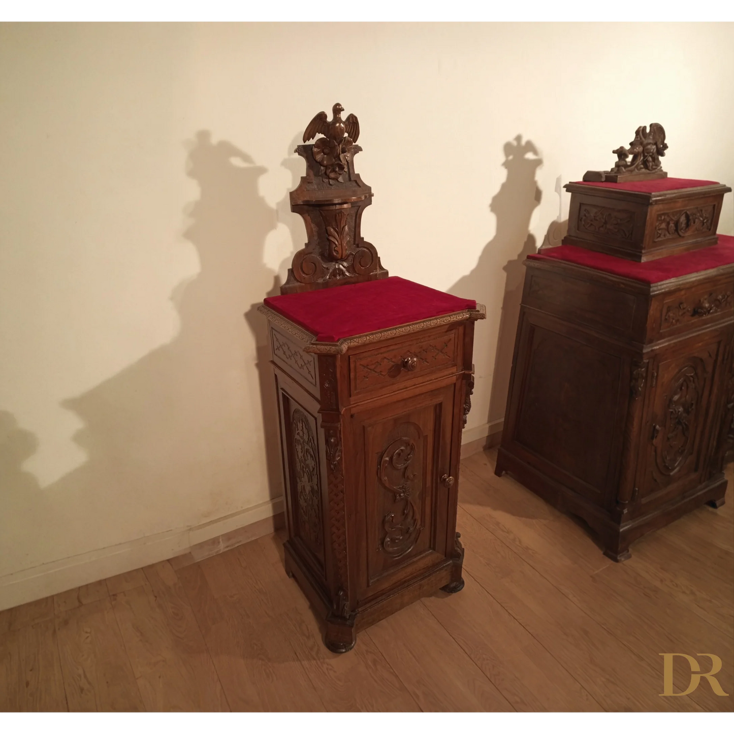 Cabinet con cuscino rosso, parte del set di cassettiera italiana noce, XIX secolo