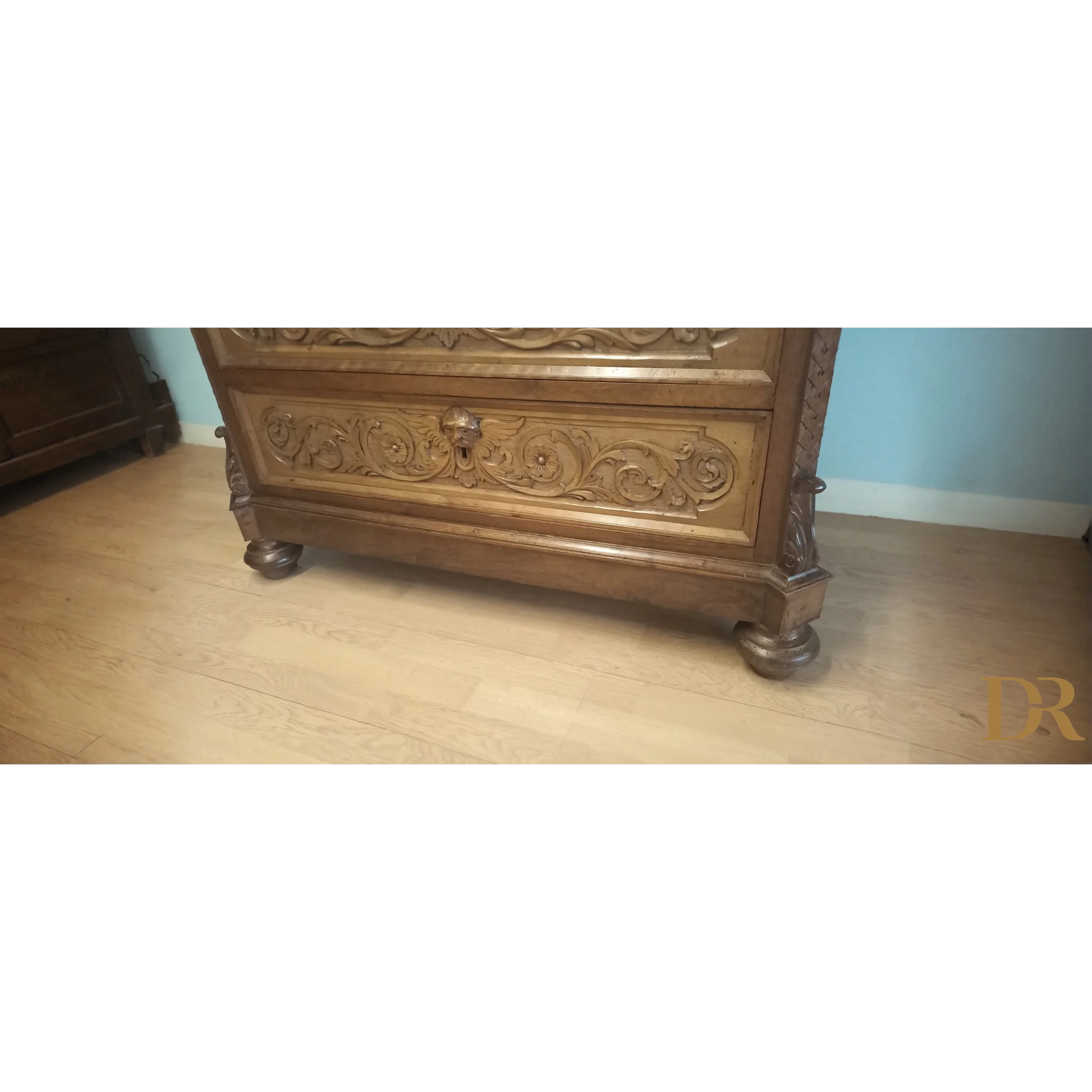 Cassettiera italiana noce con intricati intagli e piedi a bonnet, set di 3