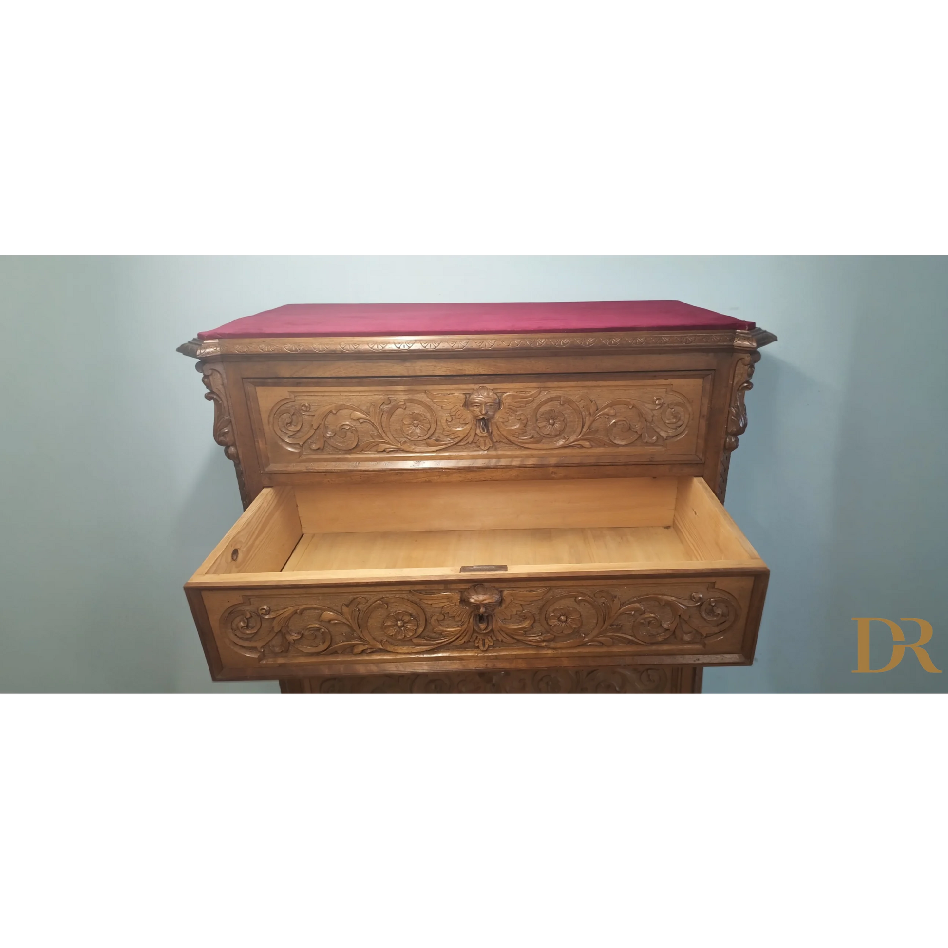 Cassettiera italiana noce con cassetto intagliato e pannelli decorativi, set di 3