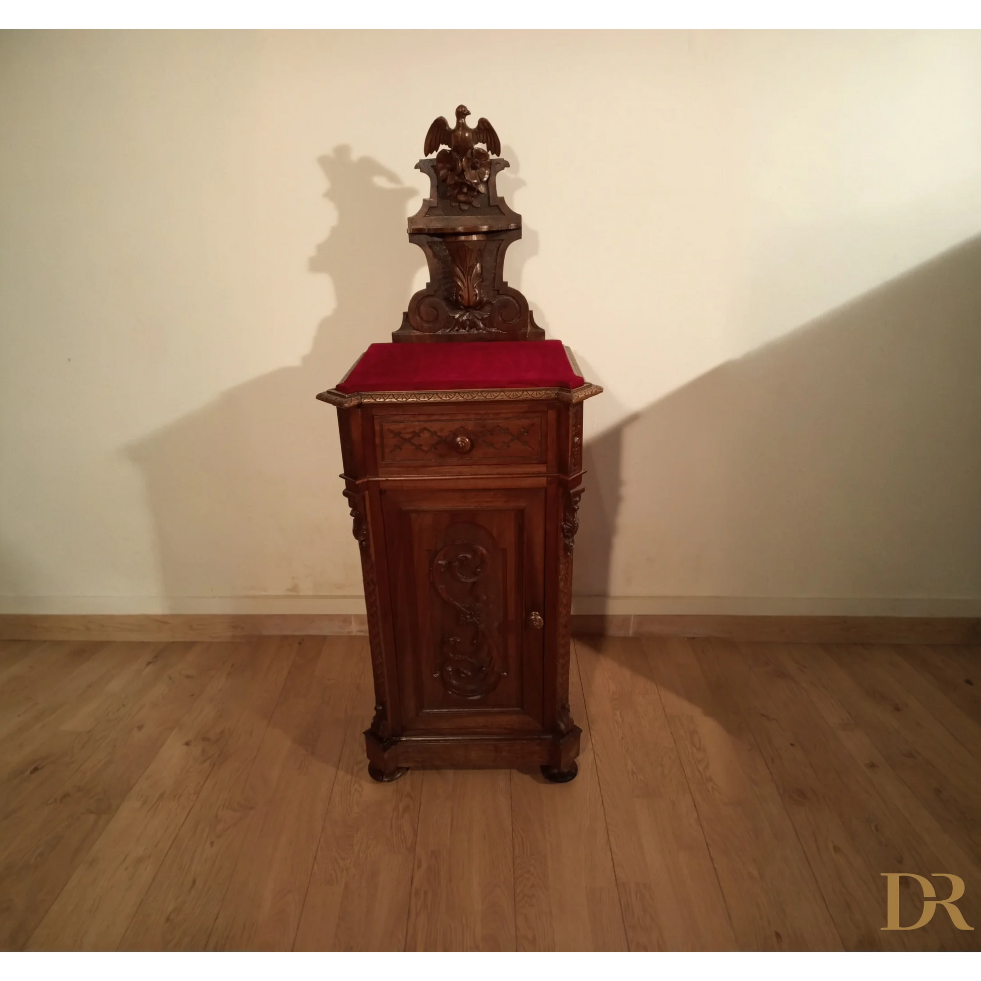Orologio in legno su cuscino rosso, parte di un set di cassettiera italiana noce