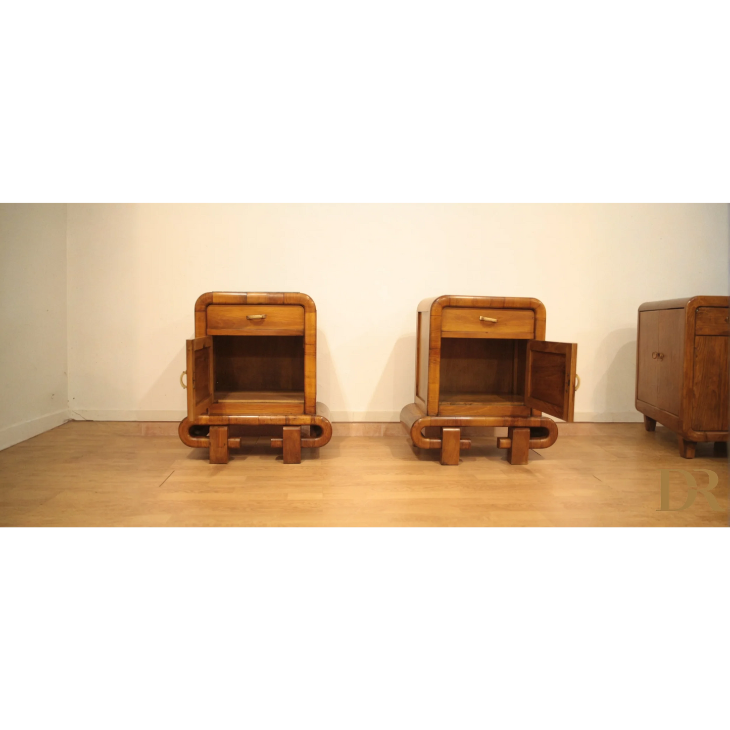 Coppia di comodini in noce art decò anni ’50 da Dario Raia Antiquariato