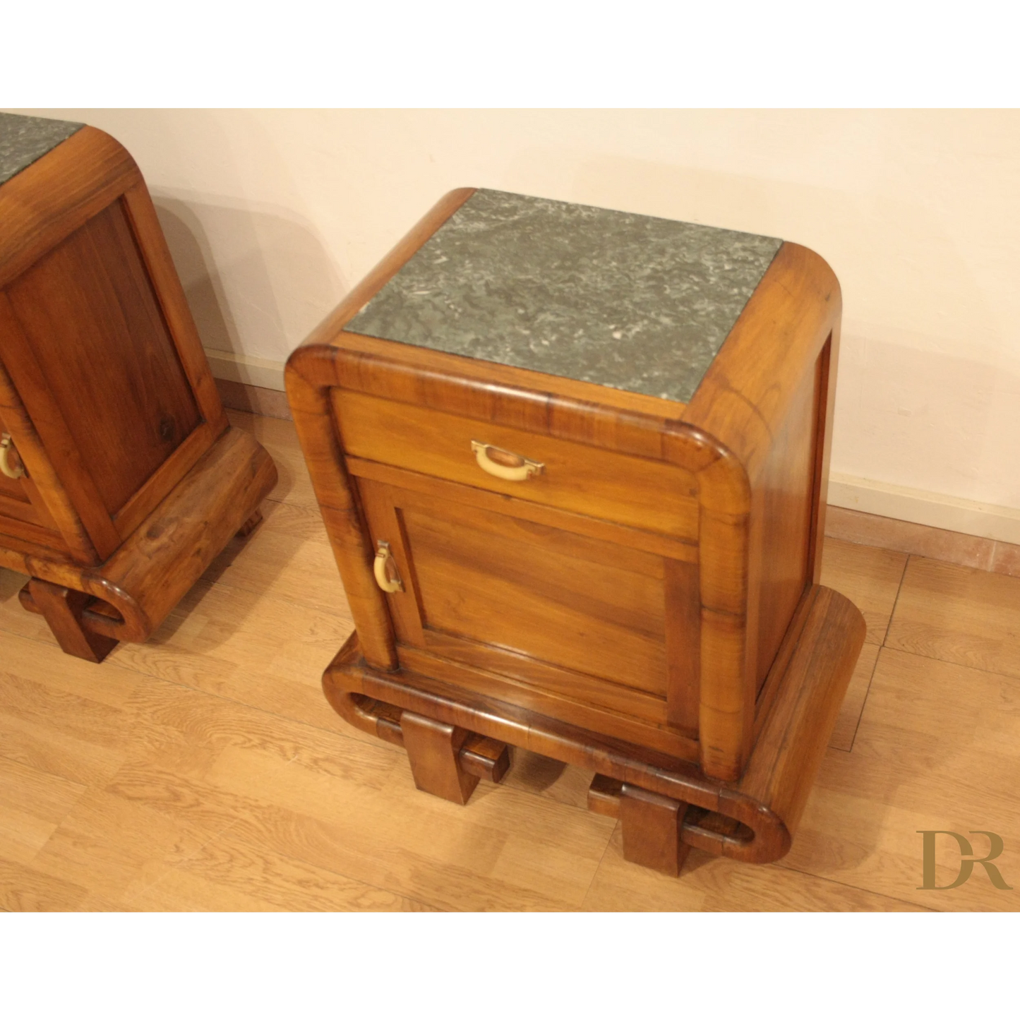 Comodini in noce art decò anni 50 con piano in marmo by Dario Raia Antiquariato