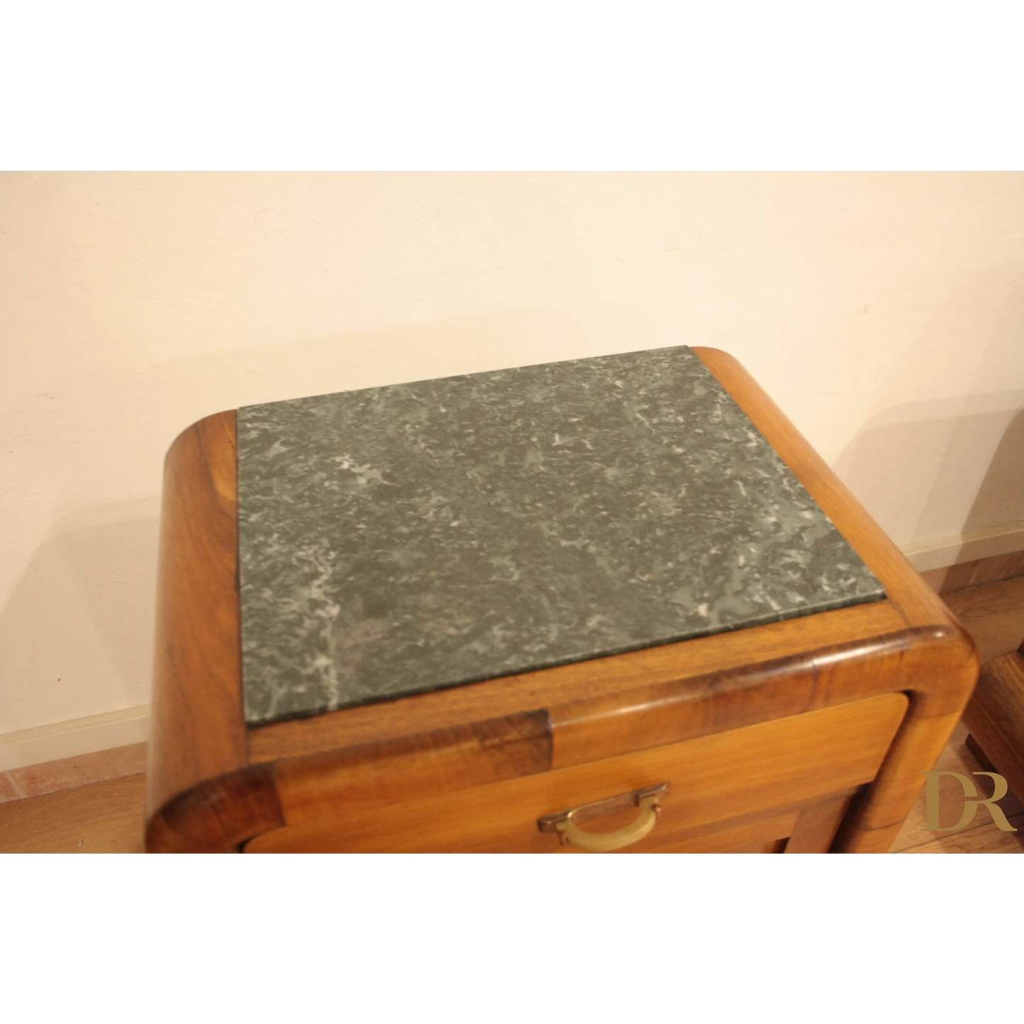Comodino in noce art decò anni 50 con top in marmo, Dario Raia Antiquariato
