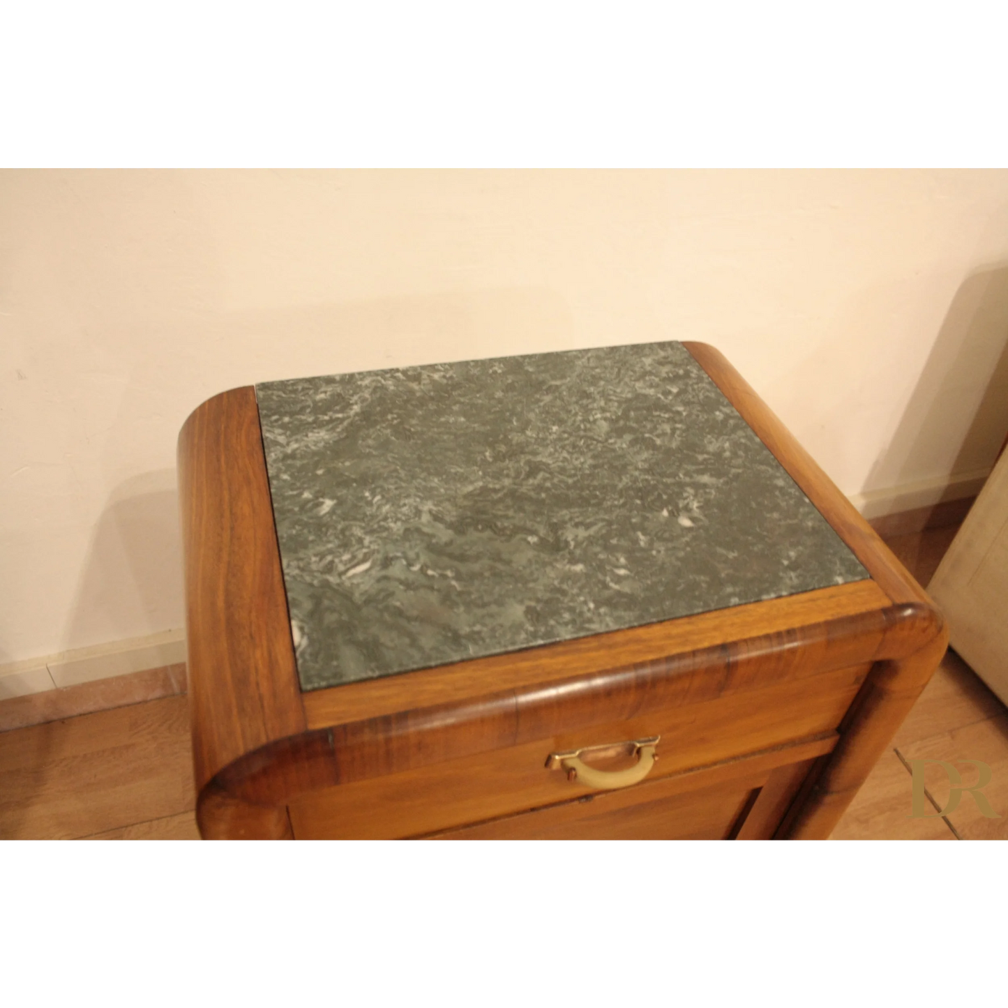 Comodino in noce art decò anni 50 con piano in marmo, Dario Raia Antiquariato