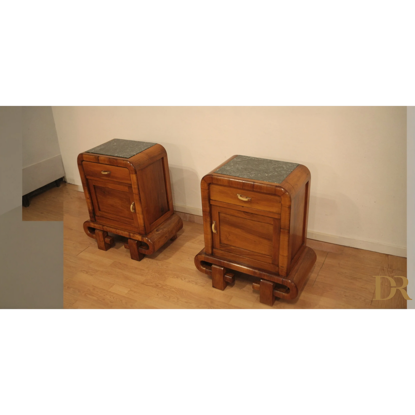 Pair di comodini in noce art decò degli anni 50, Dario Raia Antiquariato