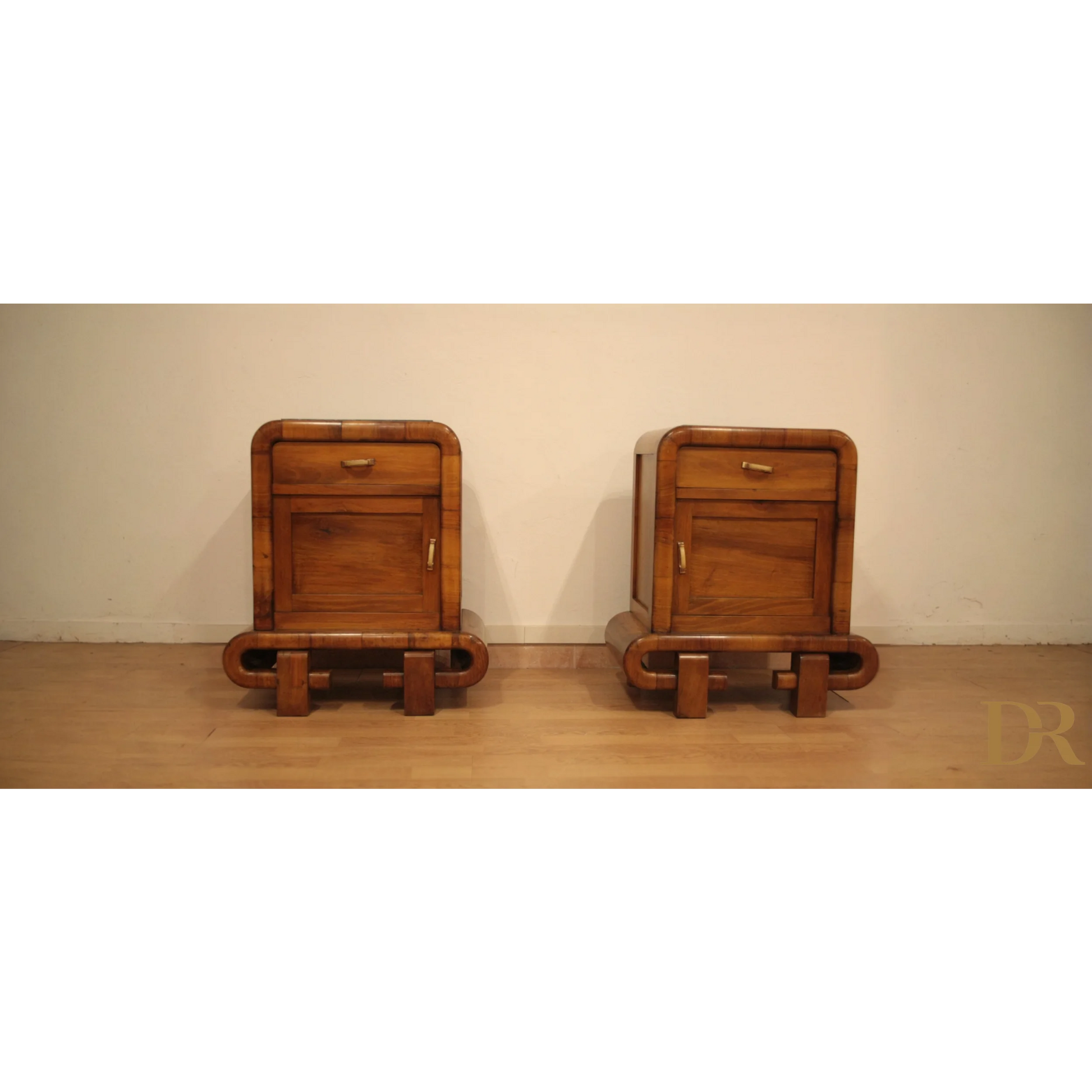 Mera coppia di comodini in noce art decò anni 50 Dario Raia Antiquariato