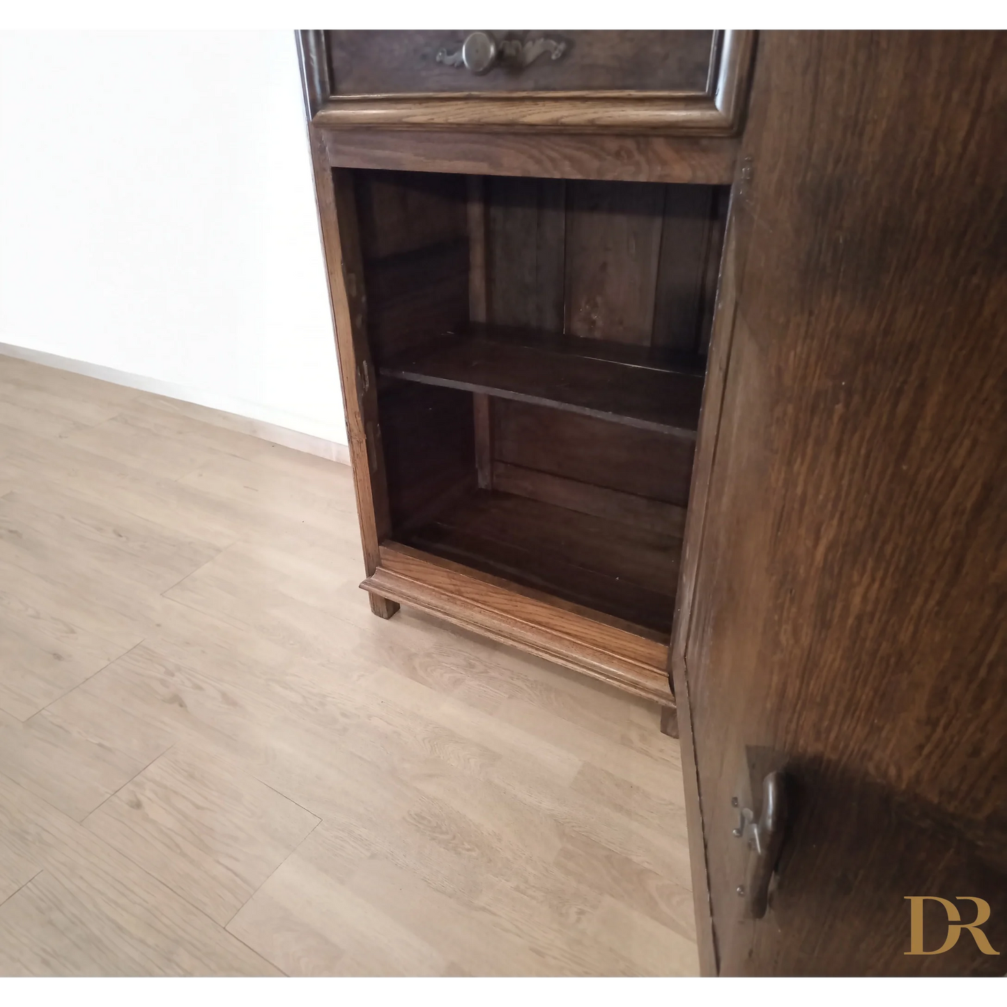 Libreria in legno di rovere vintage con trim decorativo e ruote, scaffali vuoti