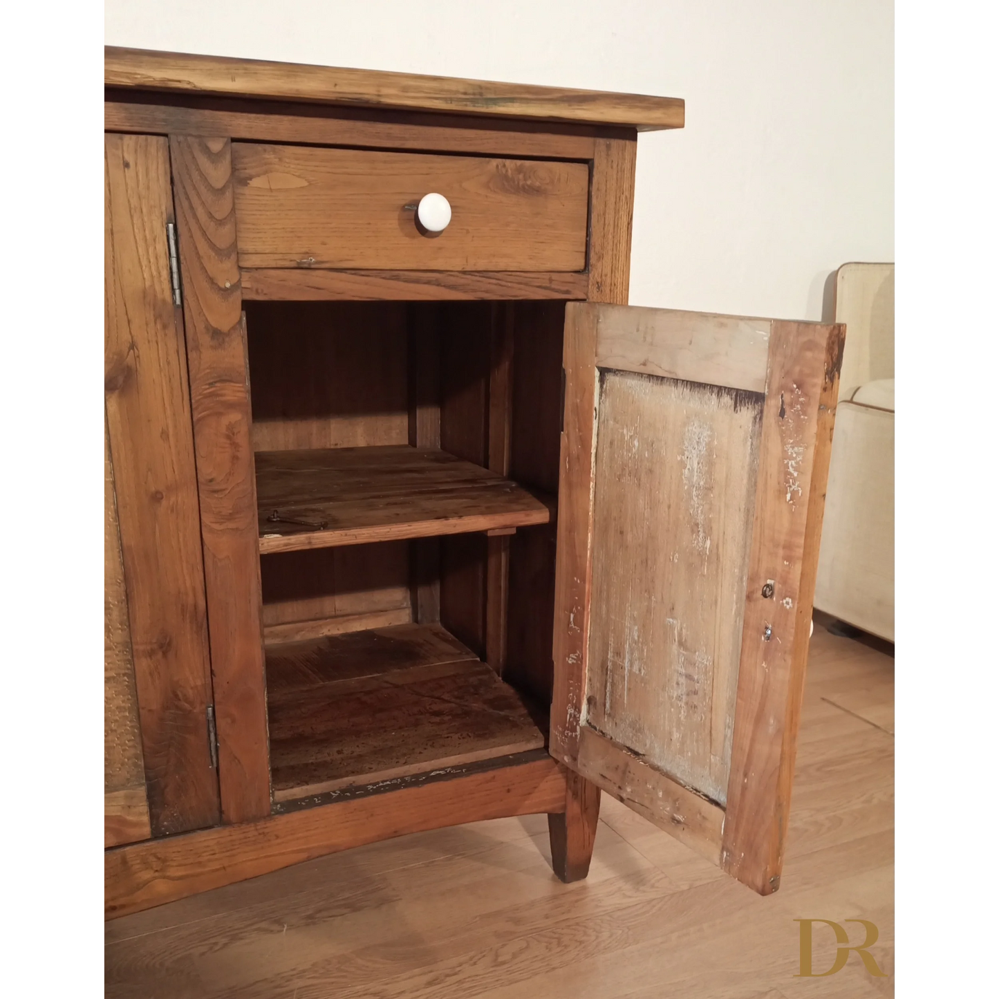 Credenza bassa in pino rustica con un cassetto e anta, sud Italia, fine XIX secolo