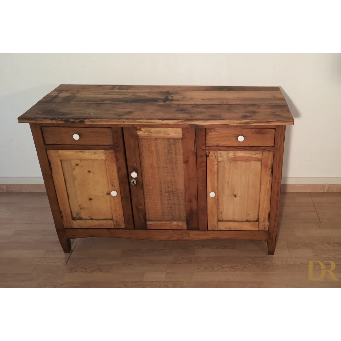 Credenza bassa pino rustica con due cassetti e tre ante, stile Sud Italia