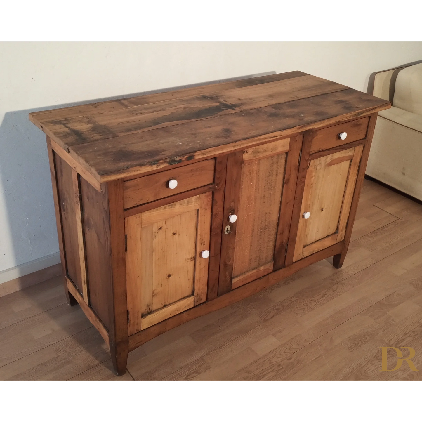Credenza bassa in pino rustica con cassetti e ante, stile Italia XIX secolo