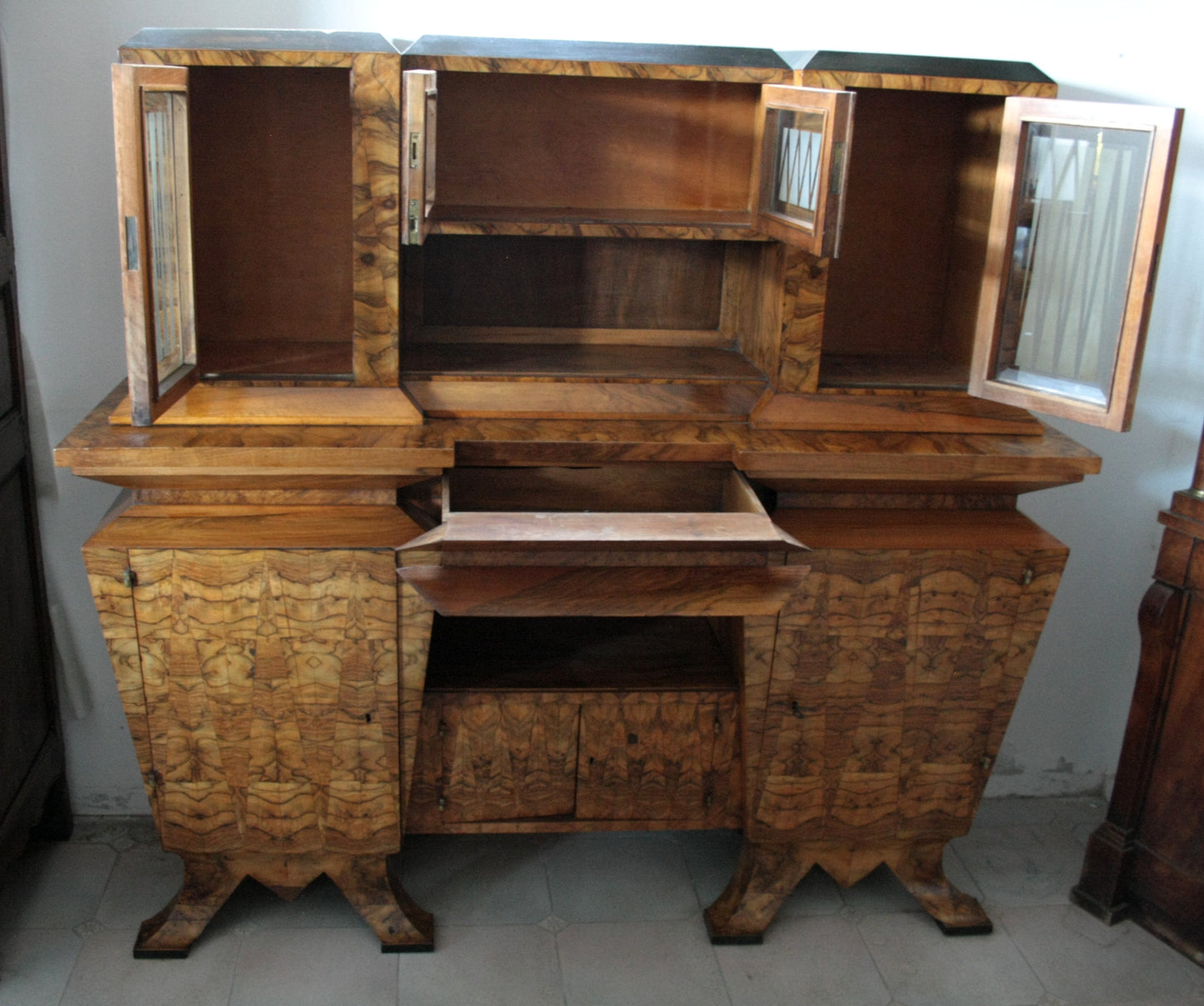 Credenza due corpi Art Decò con scomparti aperti, simbolo del ministro Bottai Roma