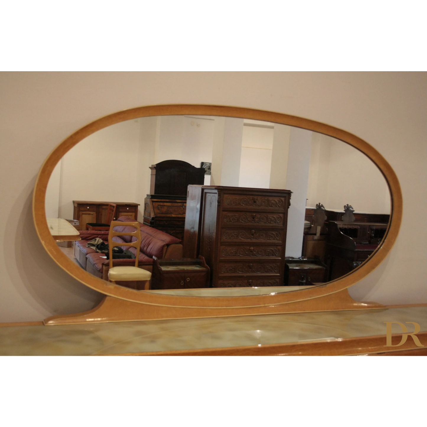 Specchio ovale con cornice in legno del credenza mid-century moderna di Vittorio Dassi
