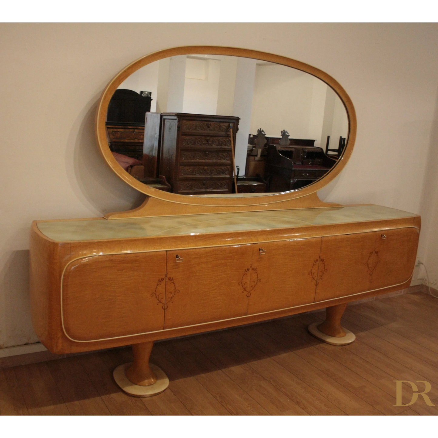 Specchio ovale su comodino in legno vintage di Vittorio Dassi, dario raia antiquariato