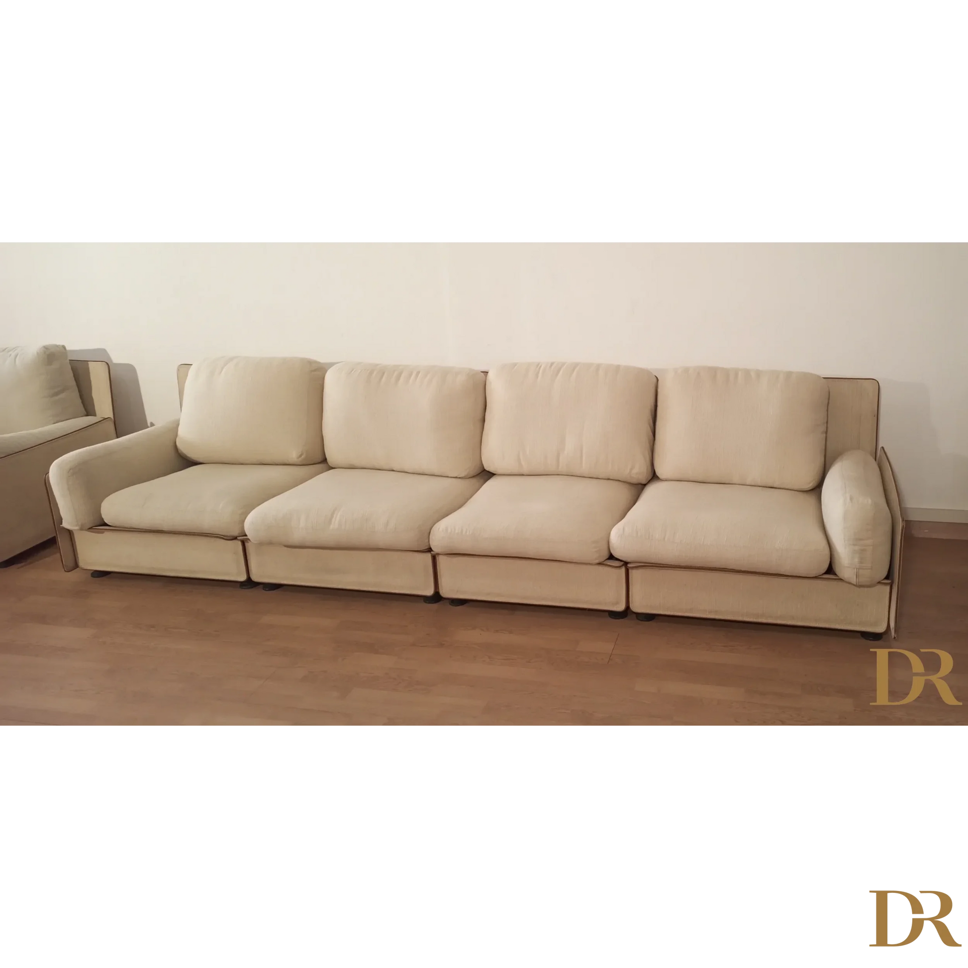 Divano modulare di Riccardo Arbizzoni con sedute imbottite in beige
