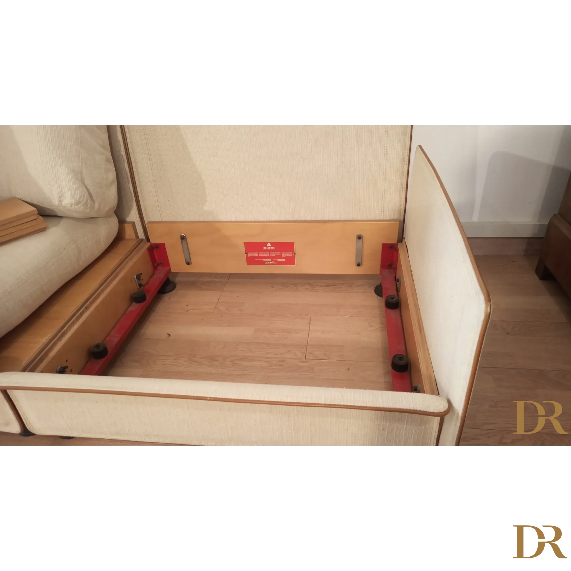 Letto in legno con supporti rossi del modello Redifiori di Riccardo Arbizzoni