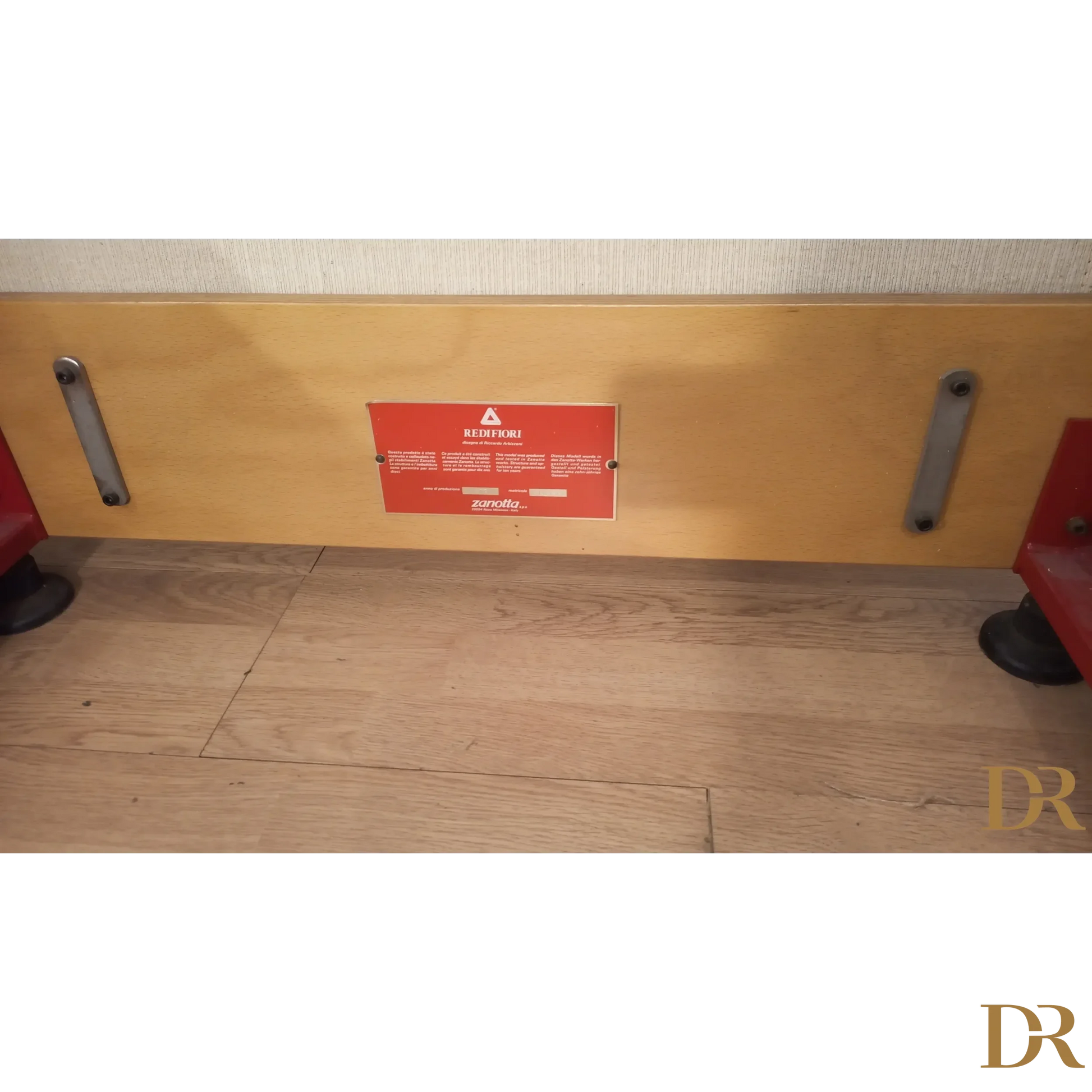 Etichetta di avviso rossa su pannello beige del Divano Riccardo Arbizzoni 1978