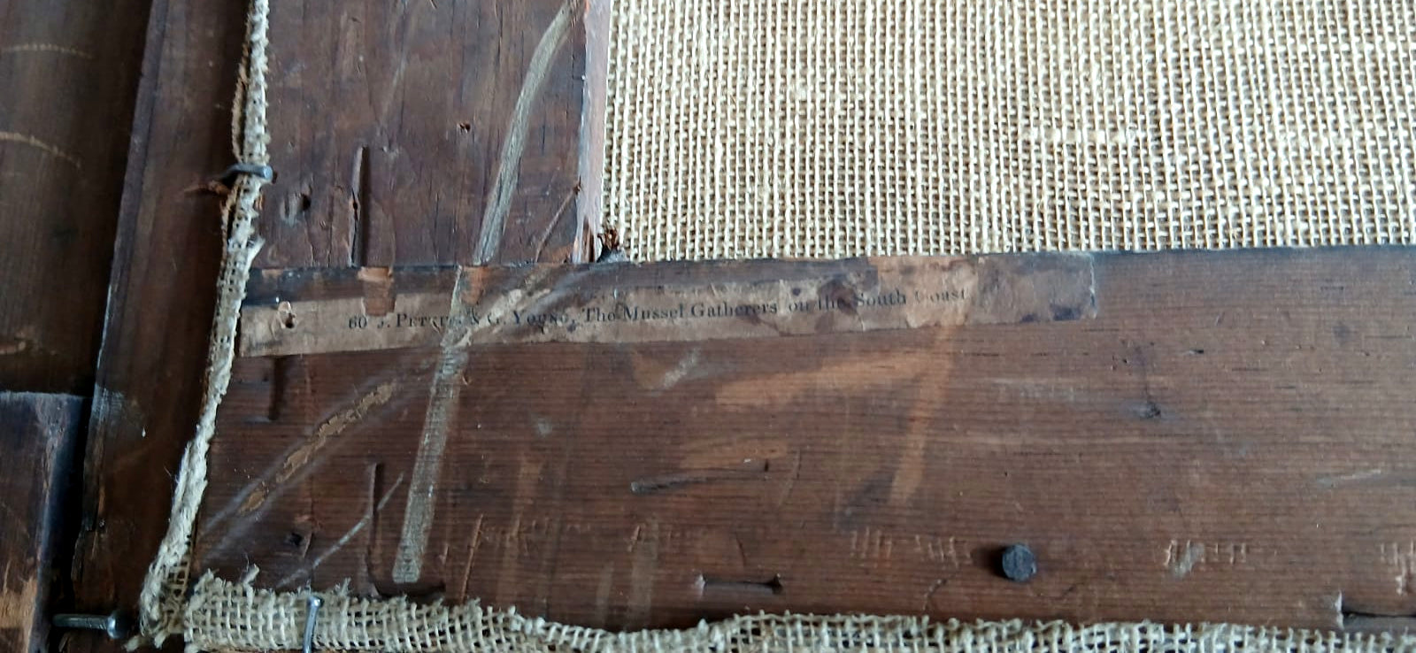 Dettaglio del pavimento in legno con chiodi e corda, ispirato a Joseph Paul Pettitt