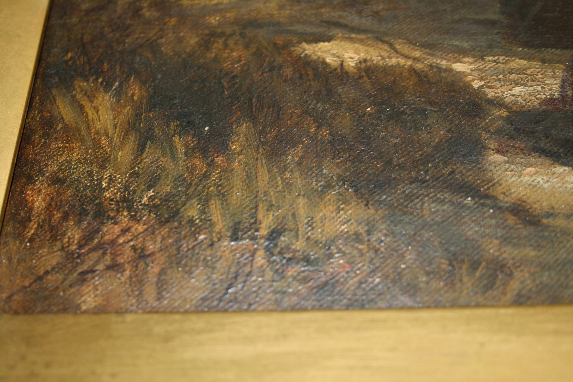 Dettaglio del portafoglio in pelle marrone con catena con accenti dorati, attribuito a Joseph Paul Pettitt