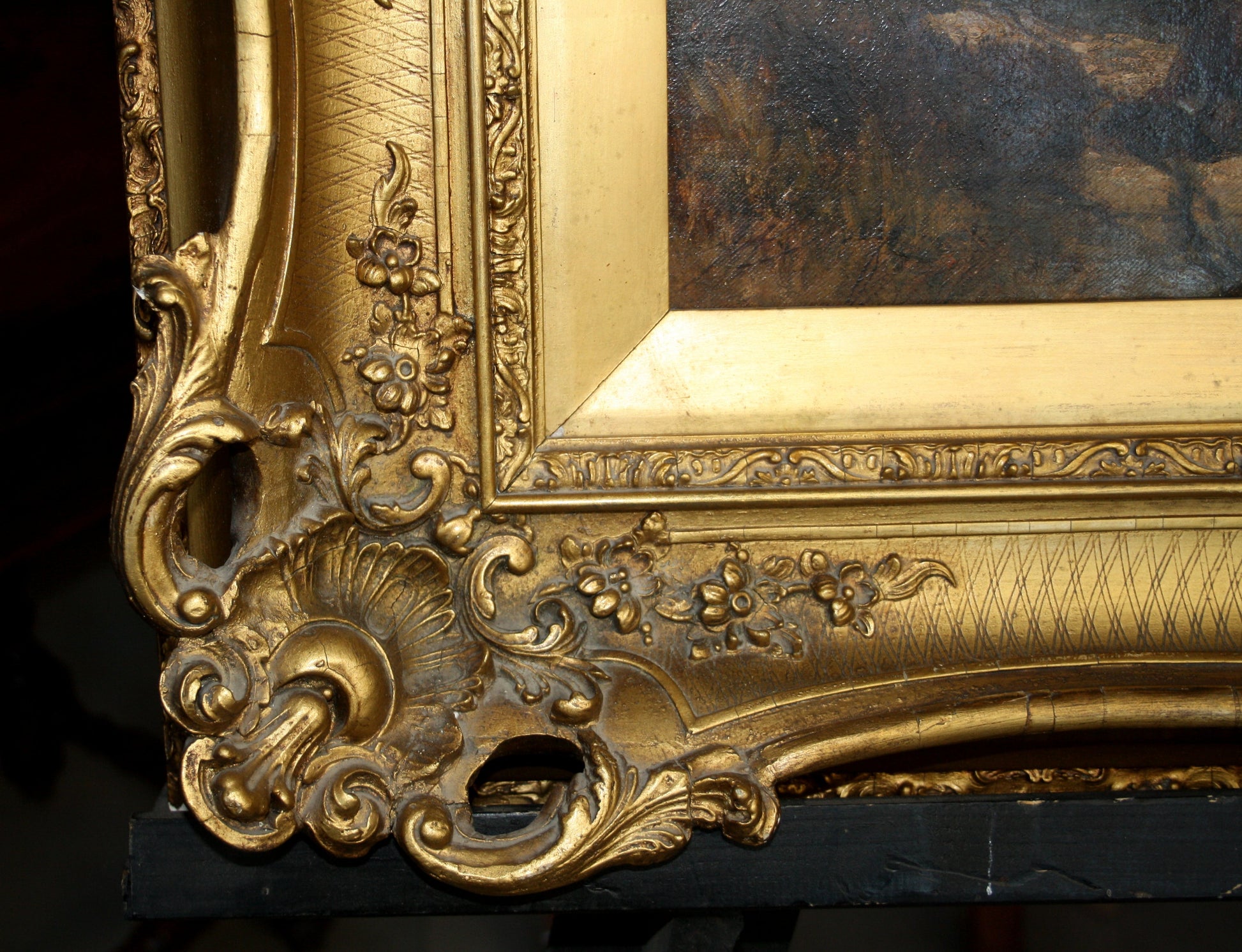 Cornice dorata ornata con dettagli floreali e scroll, attribuita a Joseph Paul Pettitt