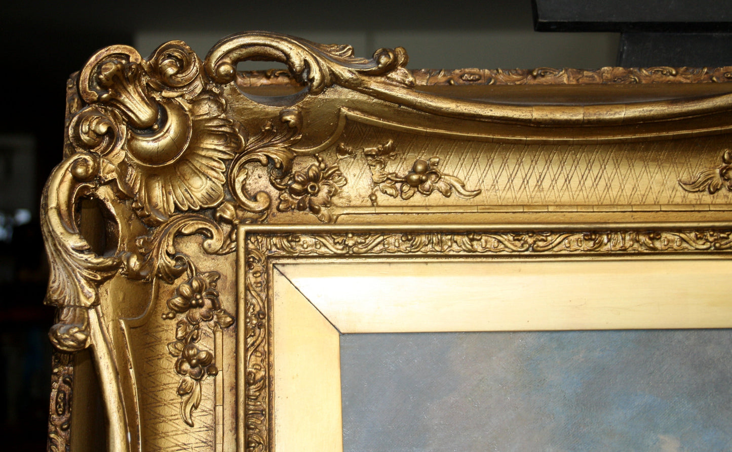 Cornice dorata ornata con motivi floreali e scroll, attribuita a Joseph Paul Pettitt
