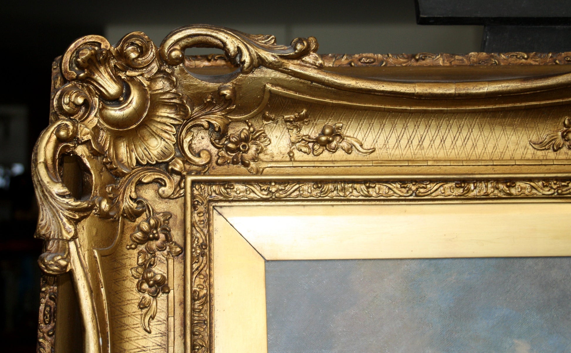 Cornice dorata ornata con motivi floreali e scroll, attribuita a Joseph Paul Pettitt
