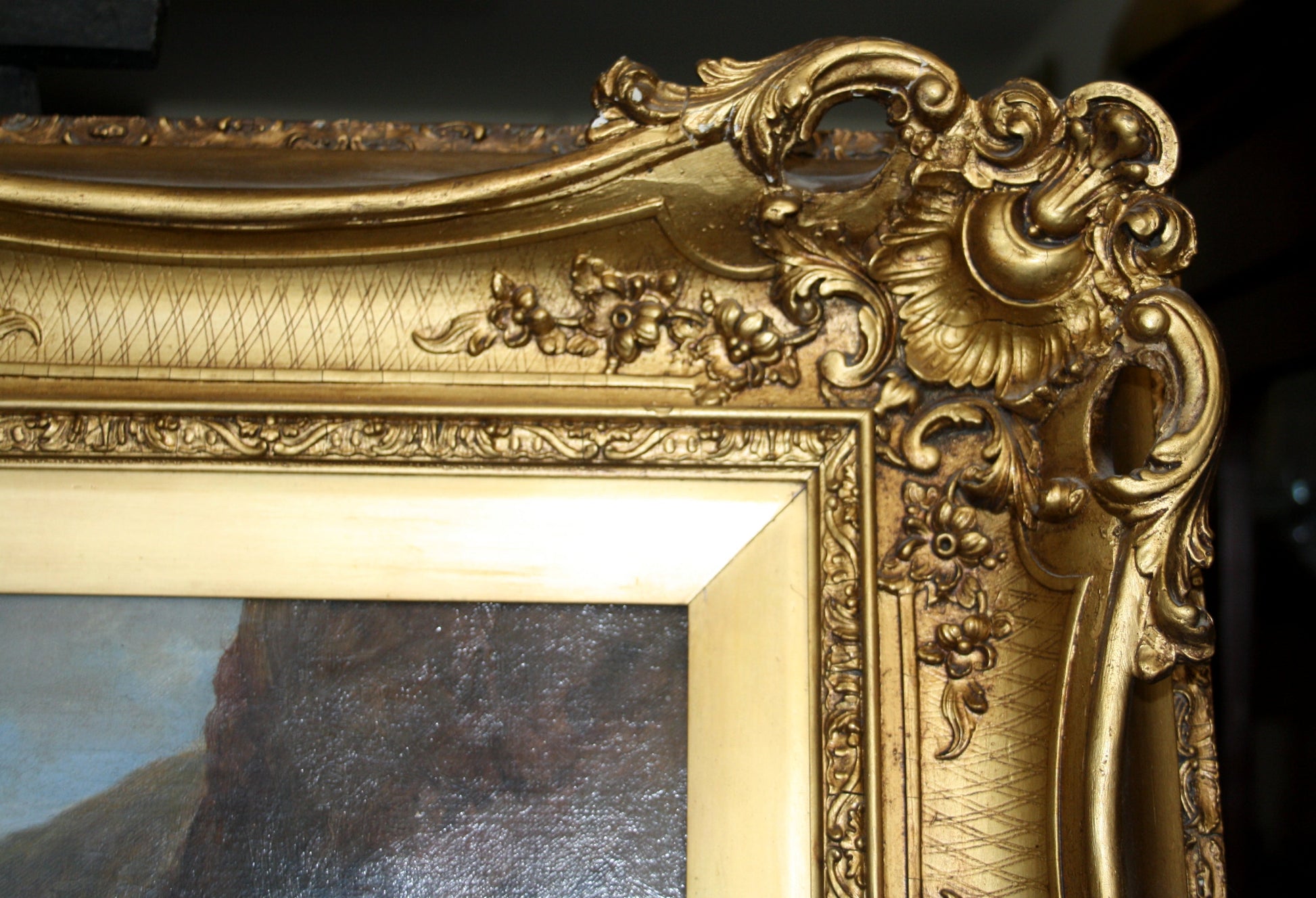 Cornice dorata ornata con dettagli floreali e scroll, attribuita a Joseph Paul Pettitt