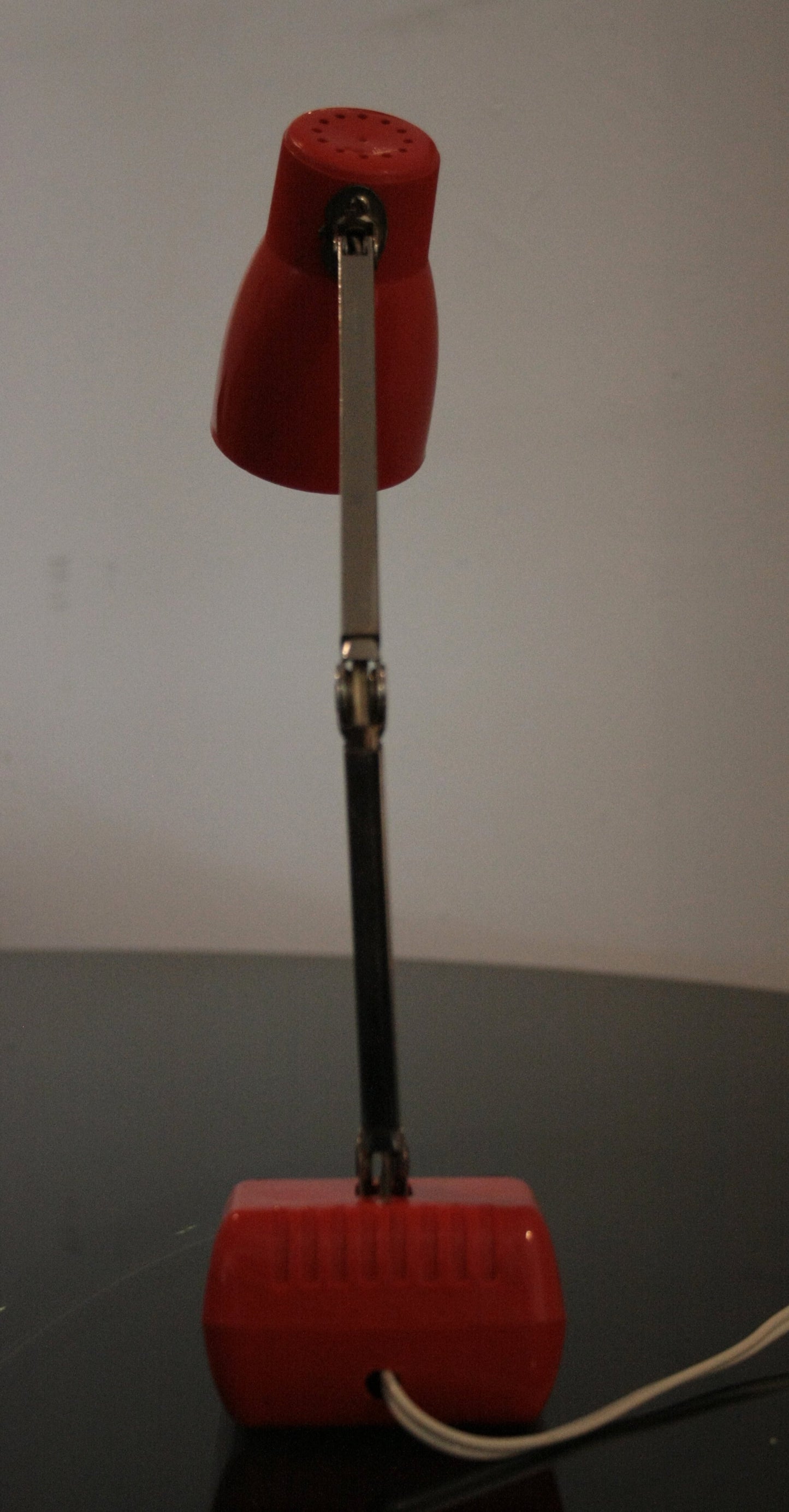 Lampada da tavolo MG rossa regolabile esemplare autentico made in Hong Kong 1970