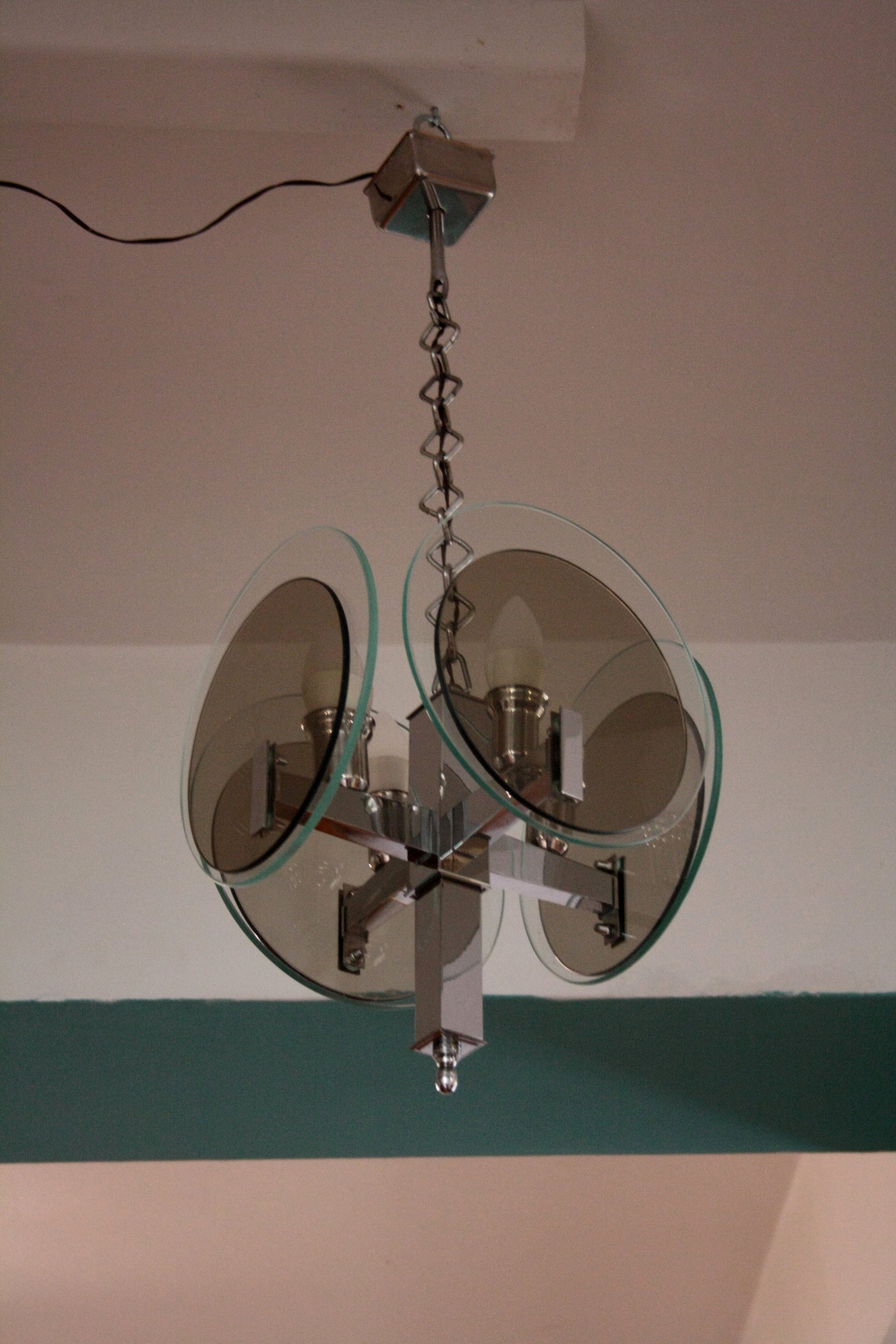 Lampadario vintage art in metallo cromato e vetro con intarsi di dischi in vetro