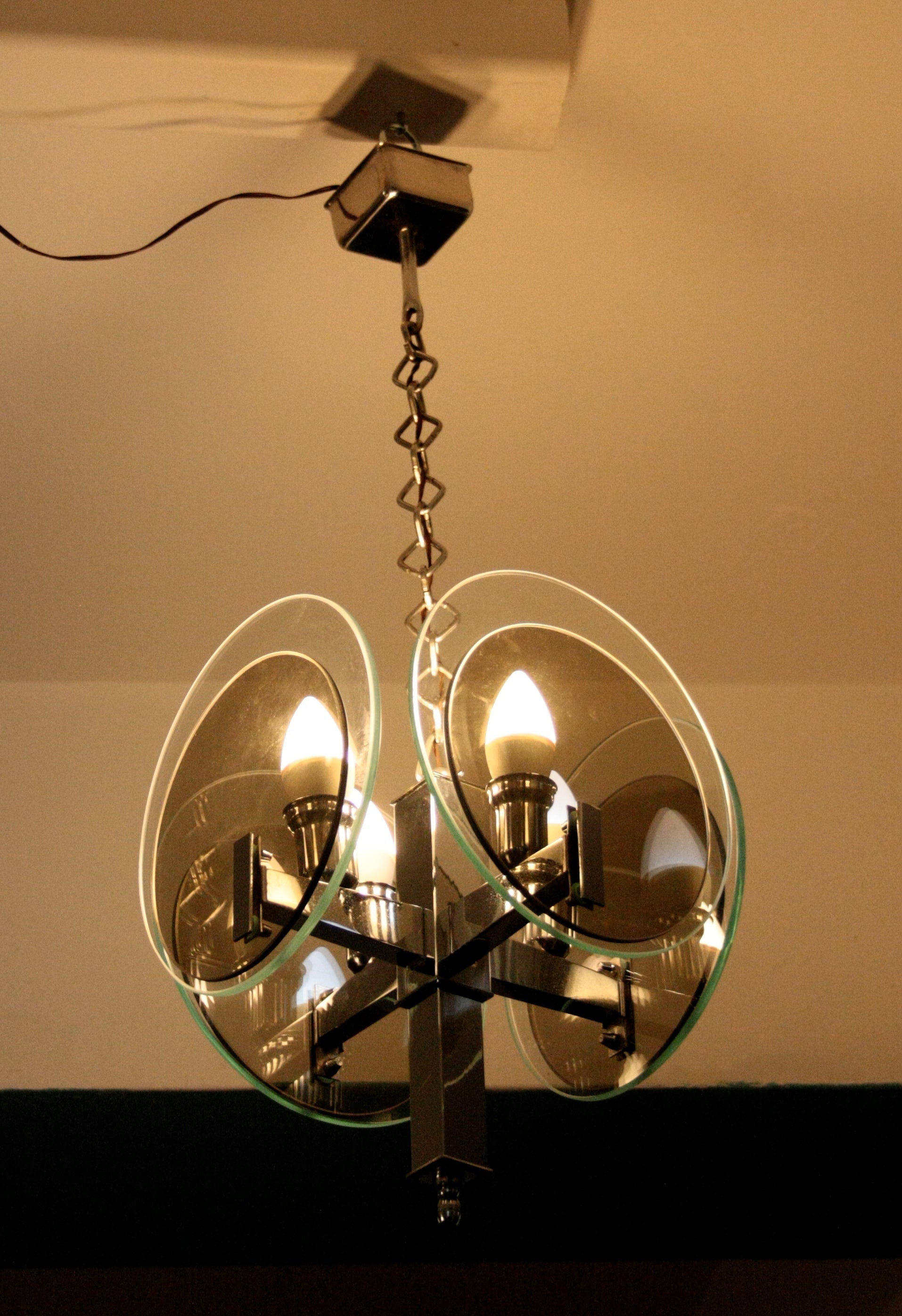 Lampadario vintage art anni 70 in metallo cromato e vetro con dettagli moderni