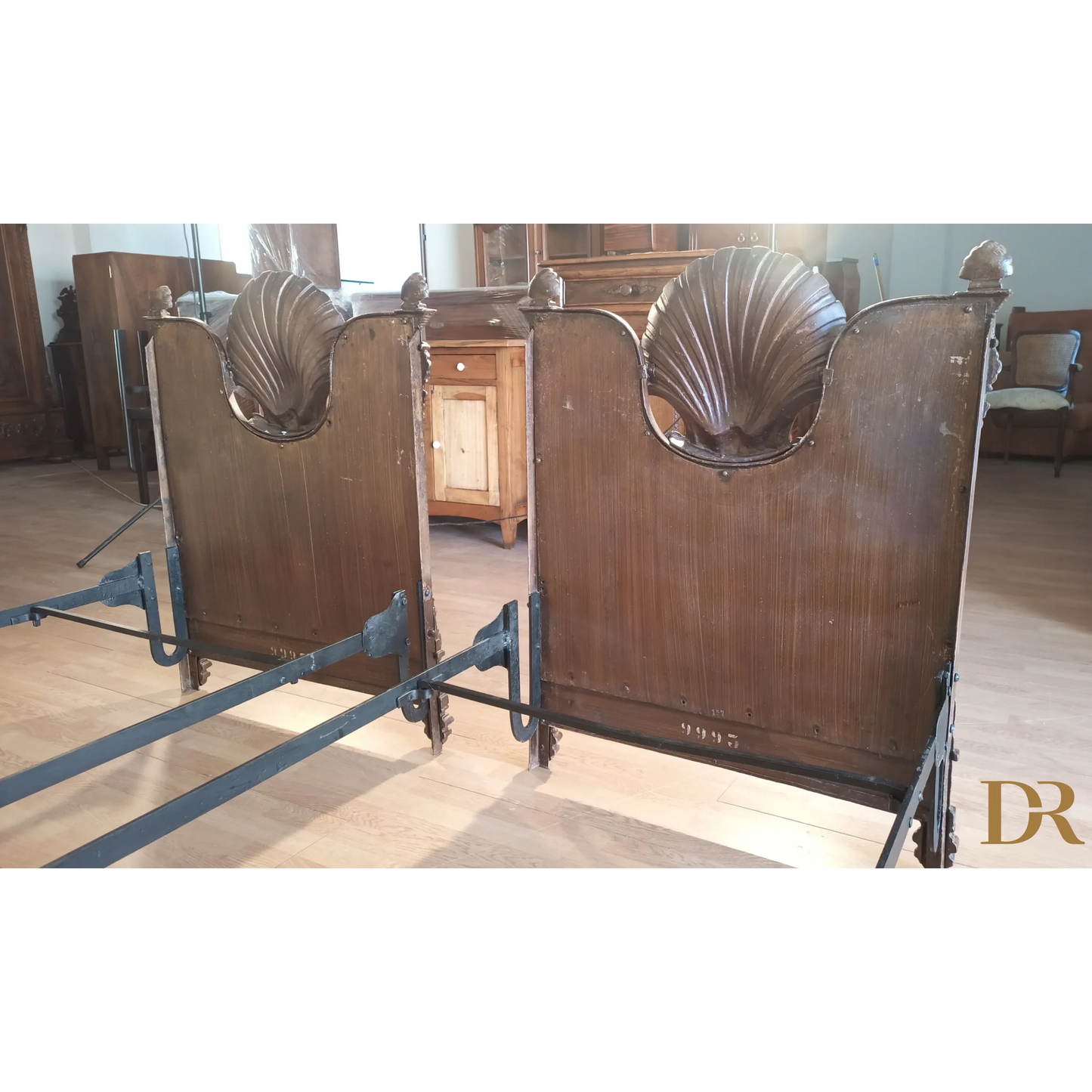 Sedie da teatro in legno antico decorate, perfette per una casa in stile Letto Italiano XIX secolo